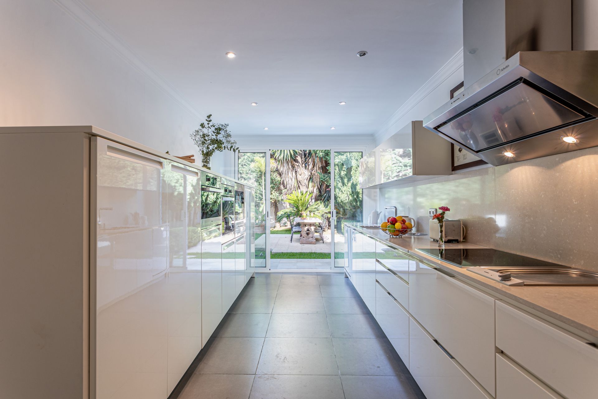 Villa de lujo de 5 dormitorios en Los Monteros playa (Marbella) junto al mar y con piscina privada