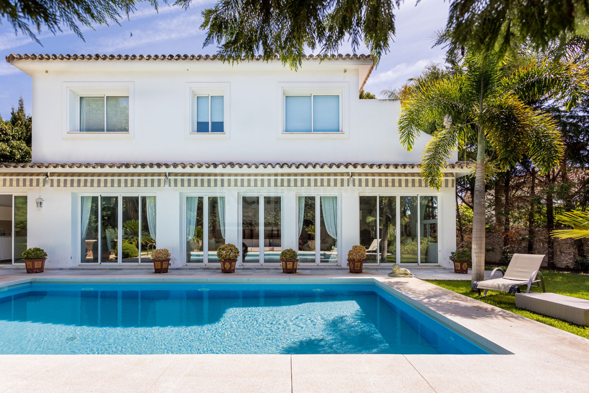 Villa de lujo de 5 dormitorios en Los Monteros playa (Marbella) junto al mar y con piscina privada