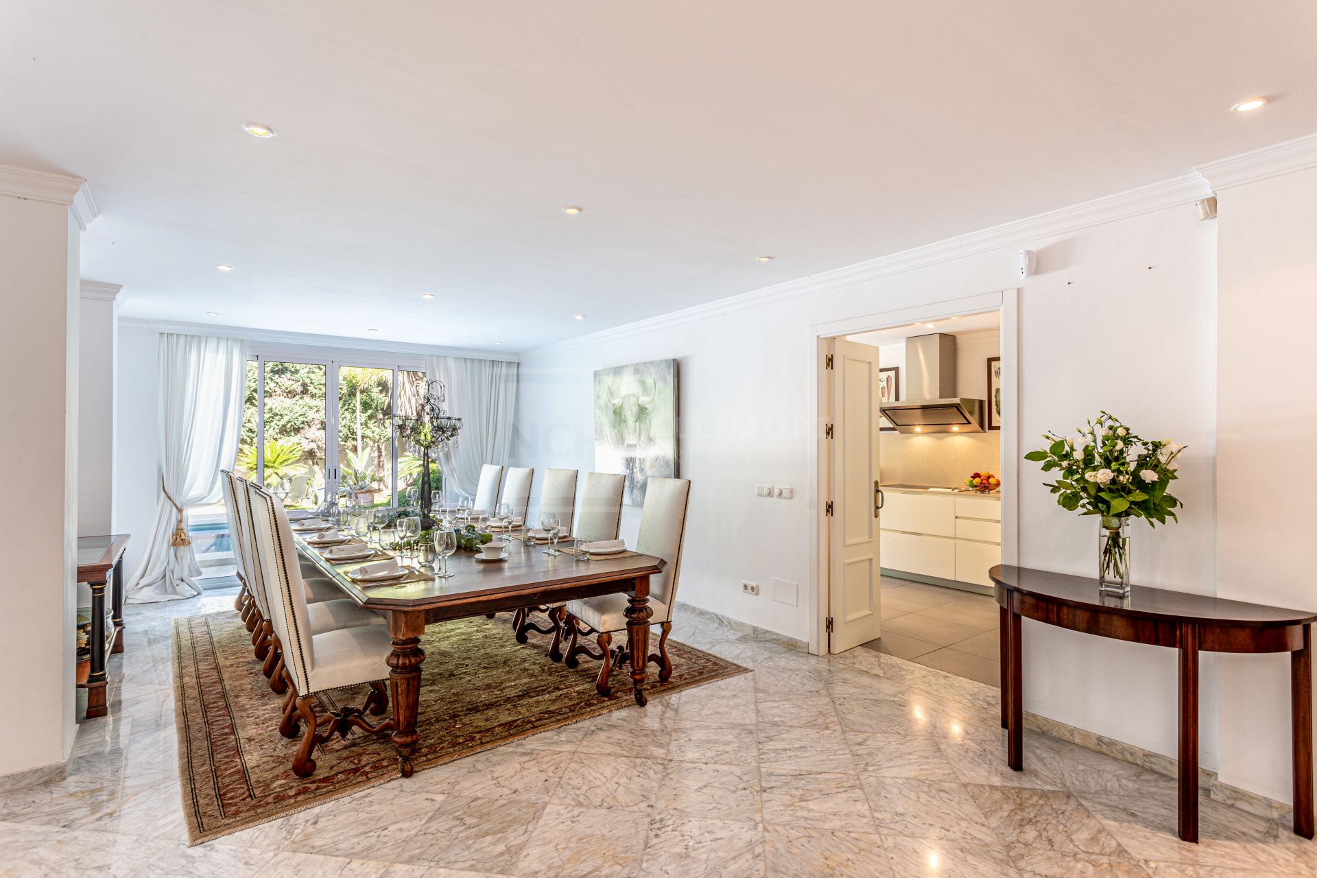Villa de lujo de 5 dormitorios en Los Monteros playa (Marbella) junto al mar y con piscina privada