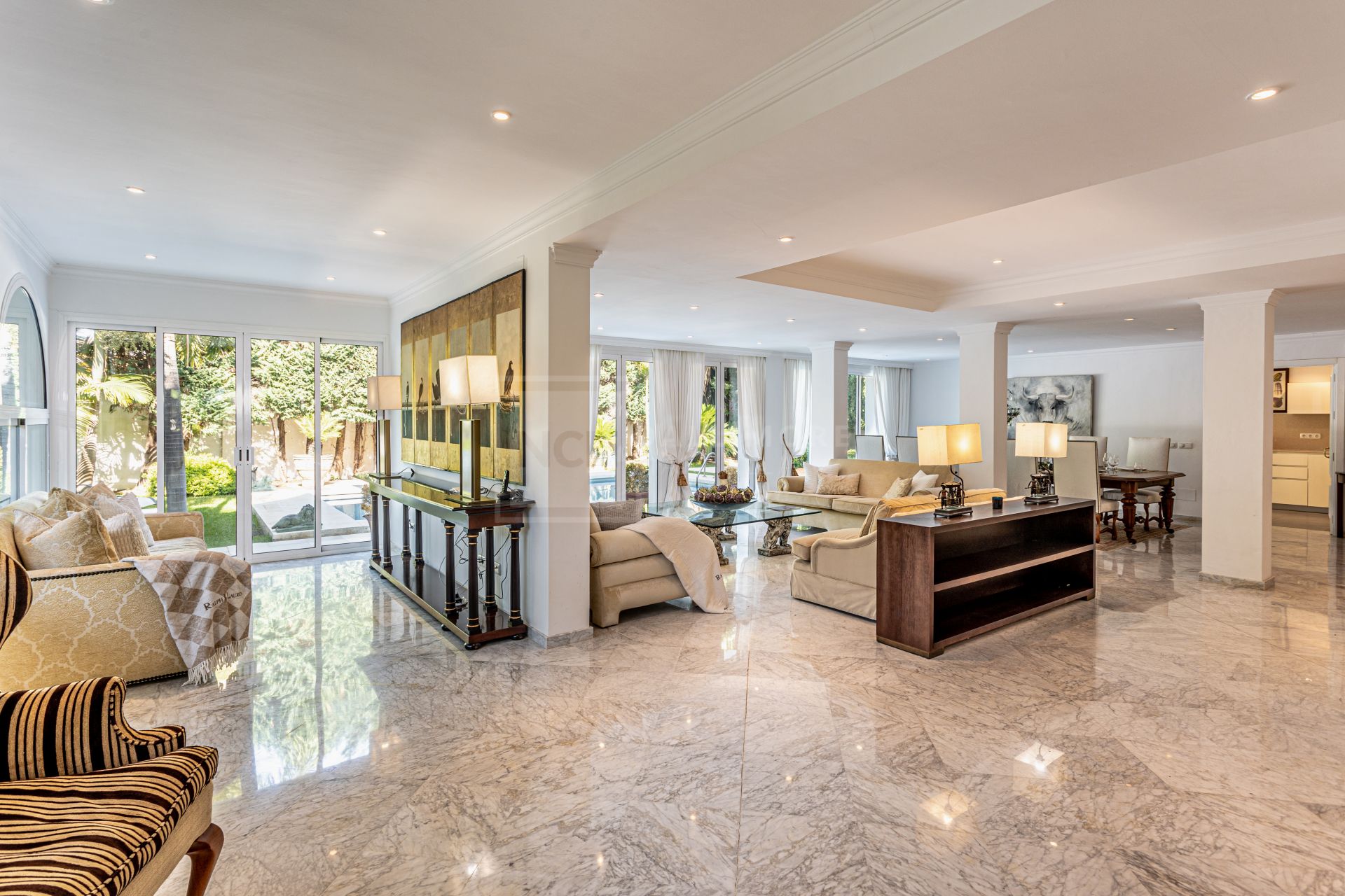 Villa de lujo de 5 dormitorios en Los Monteros playa (Marbella) junto al mar y con piscina privada