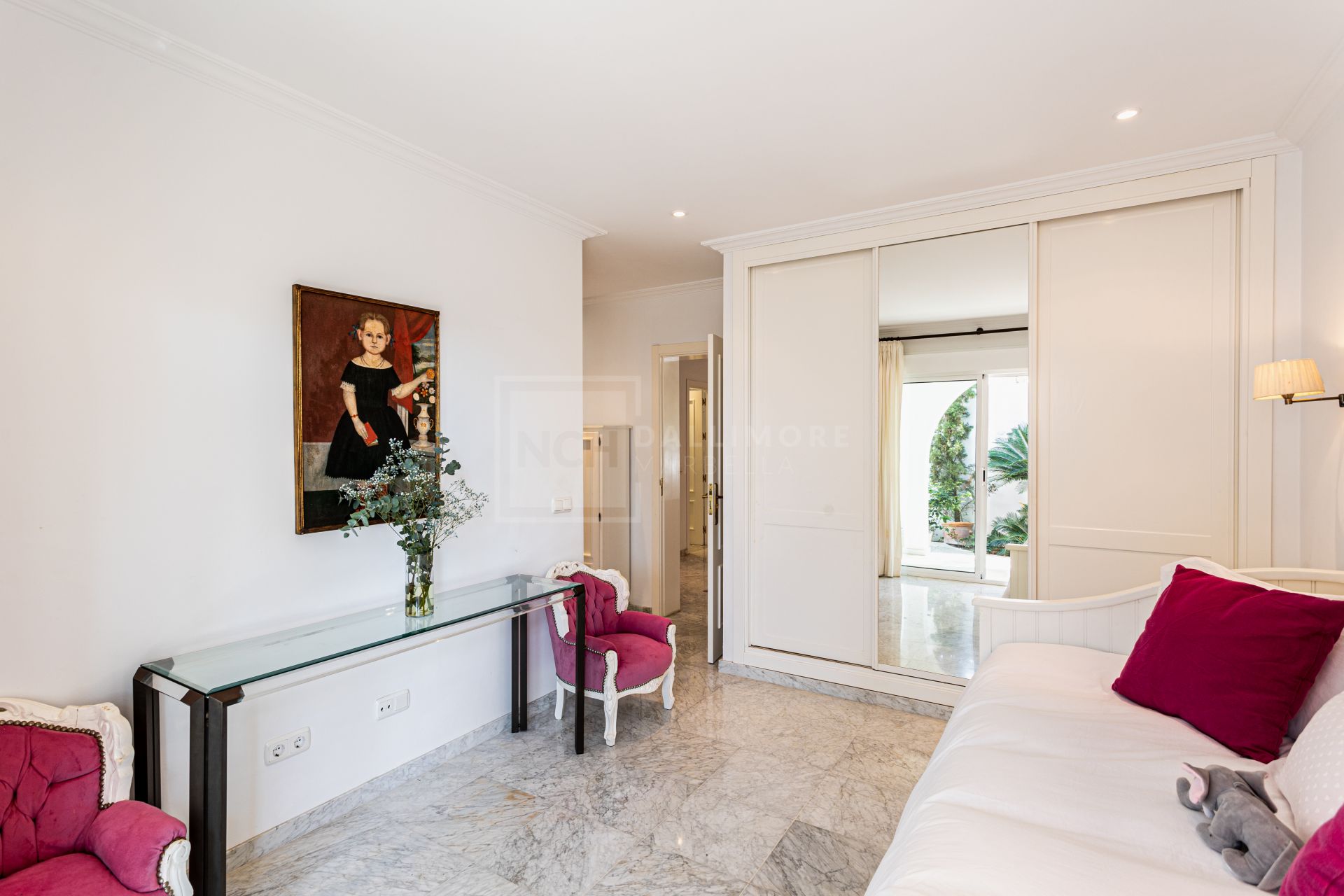 Villa de lujo de 5 dormitorios en Los Monteros playa (Marbella) junto al mar y con piscina privada