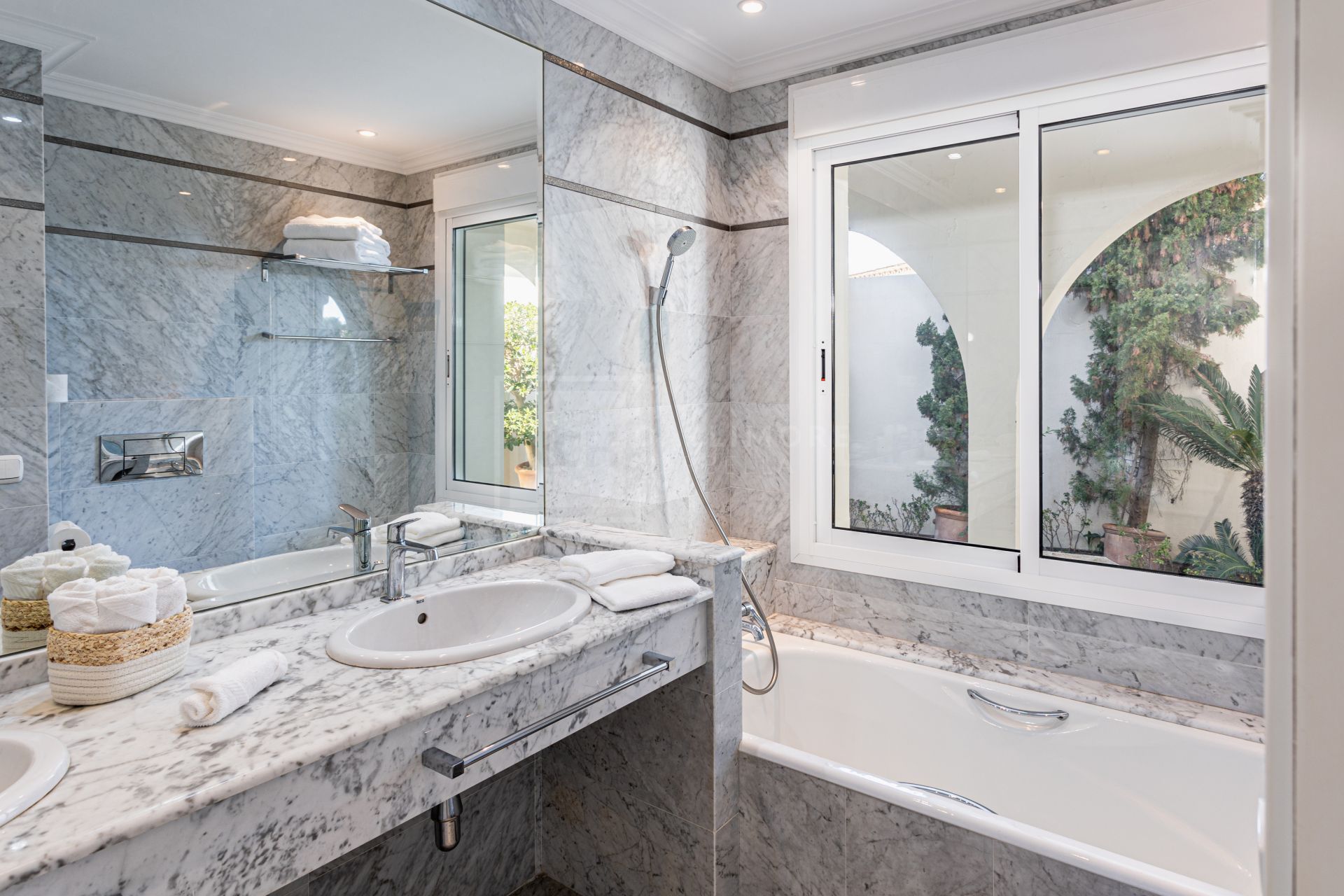 Villa de lujo de 5 dormitorios en Los Monteros playa (Marbella) junto al mar y con piscina privada