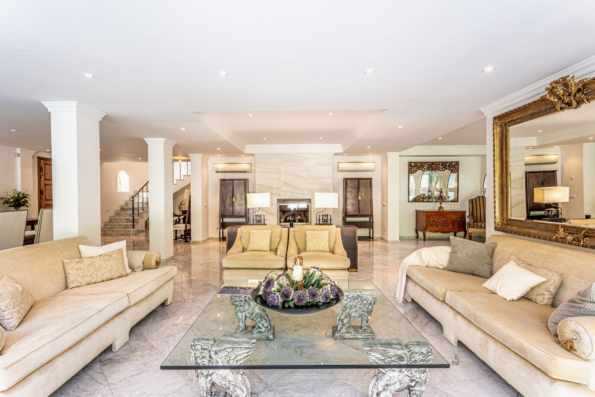 Villa de lujo de 5 dormitorios en Los Monteros playa (Marbella) junto al mar y con piscina privada