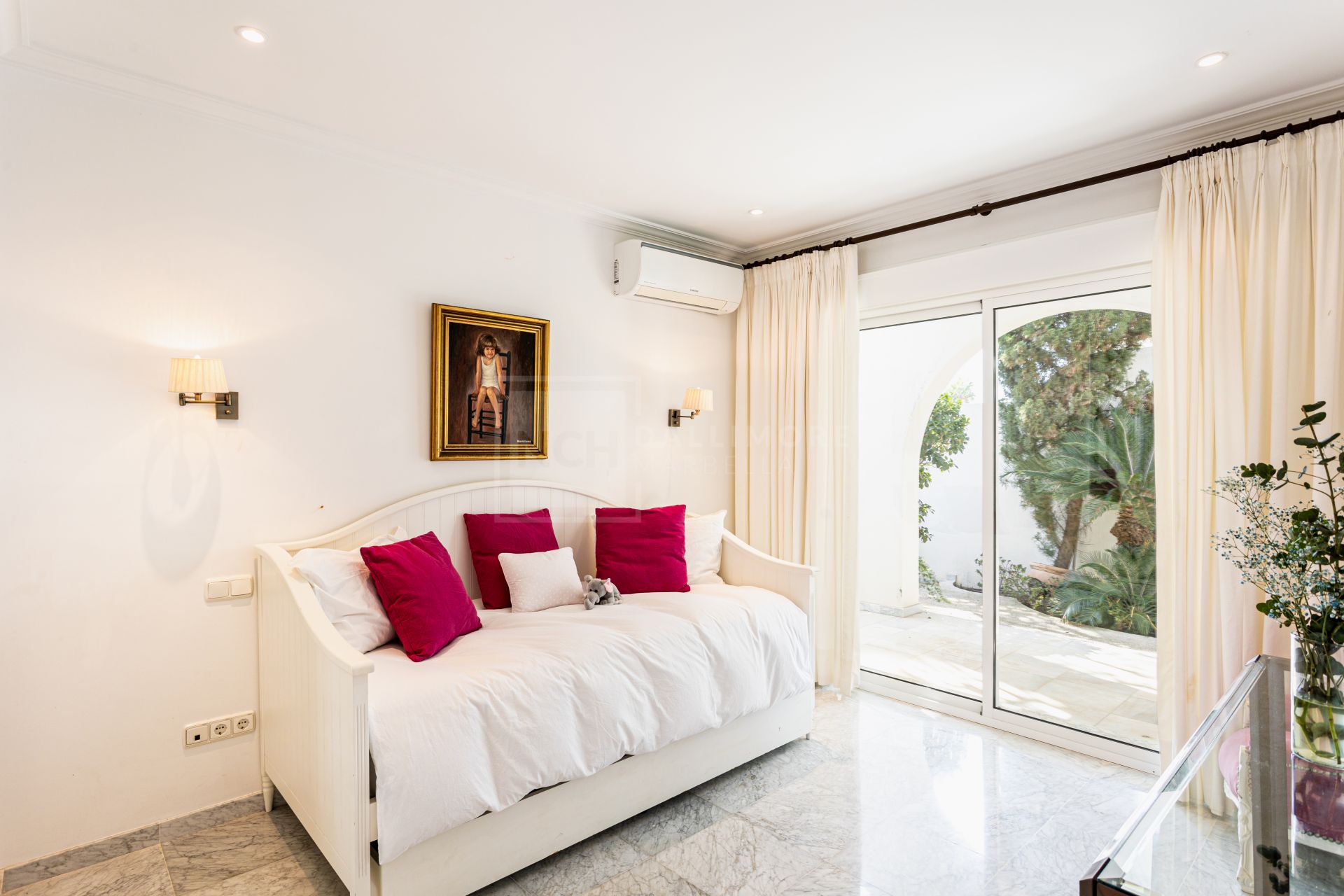 Villa de lujo de 5 dormitorios en Los Monteros playa (Marbella) junto al mar y con piscina privada