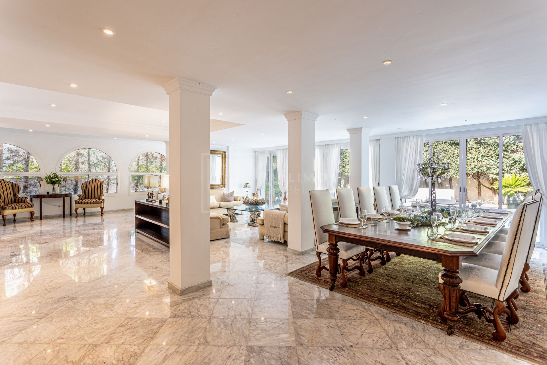 Villa de lujo de 5 dormitorios en Los Monteros playa (Marbella) junto al mar y con piscina privada