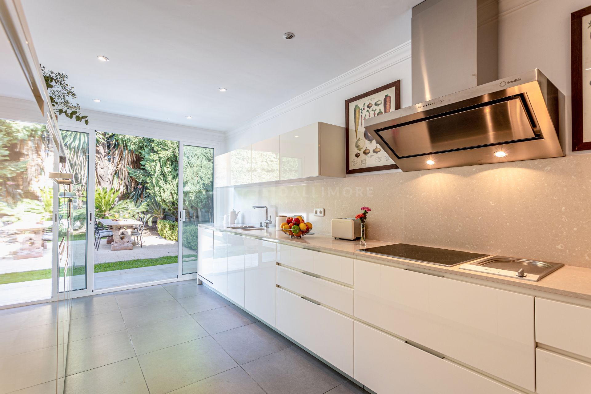 Villa de lujo de 5 dormitorios en Los Monteros playa (Marbella) junto al mar y con piscina privada