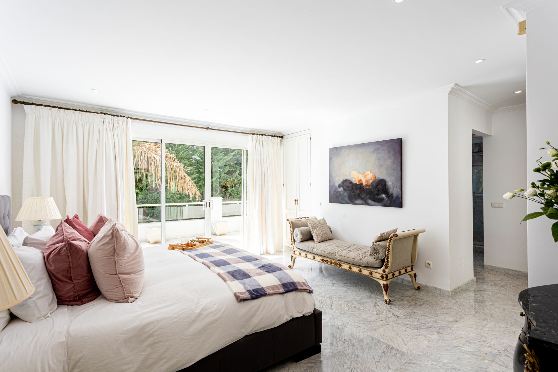Villa de lujo de 5 dormitorios en Los Monteros playa (Marbella) junto al mar y con piscina privada