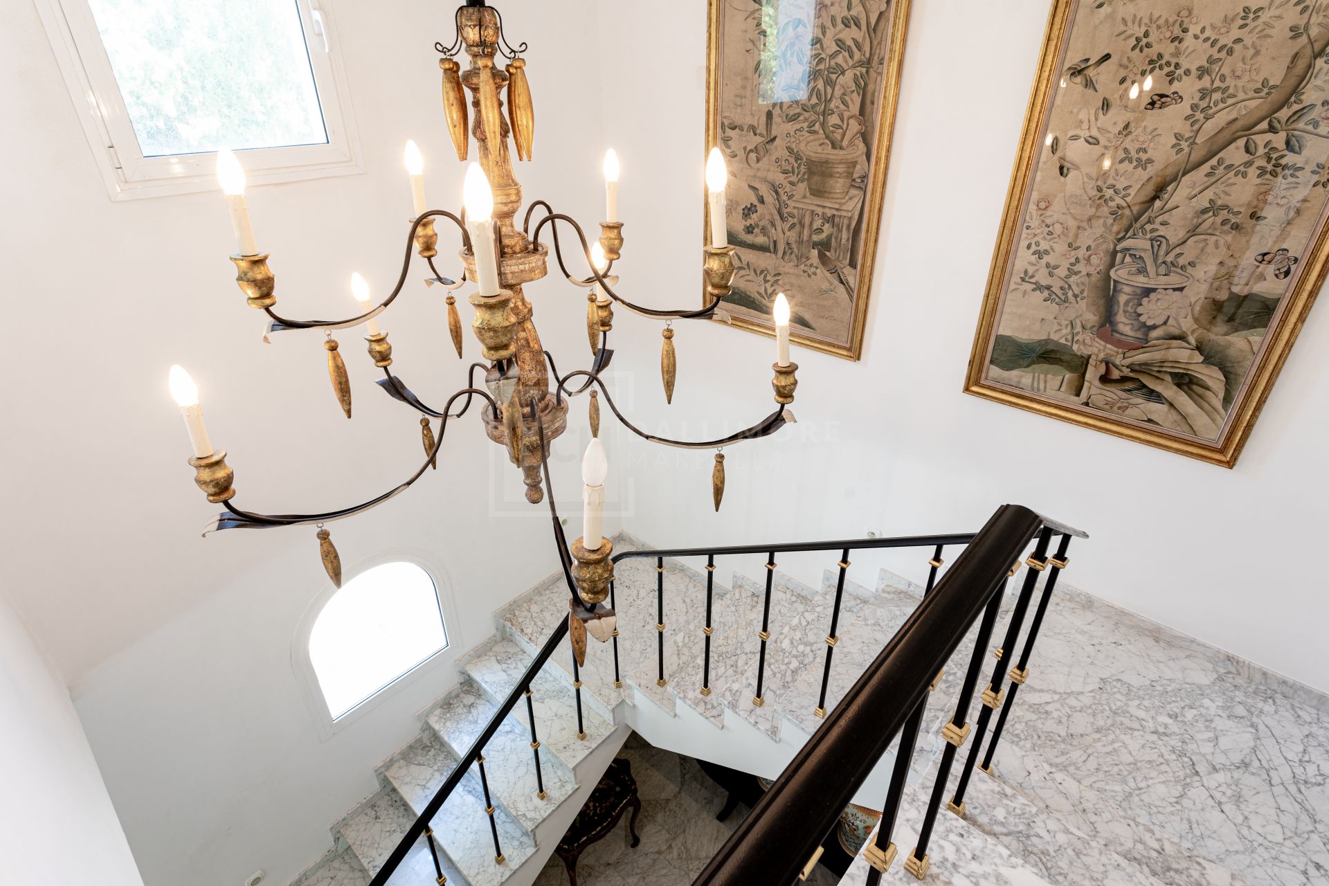 Villa de lujo de 5 dormitorios en Los Monteros playa (Marbella) junto al mar y con piscina privada