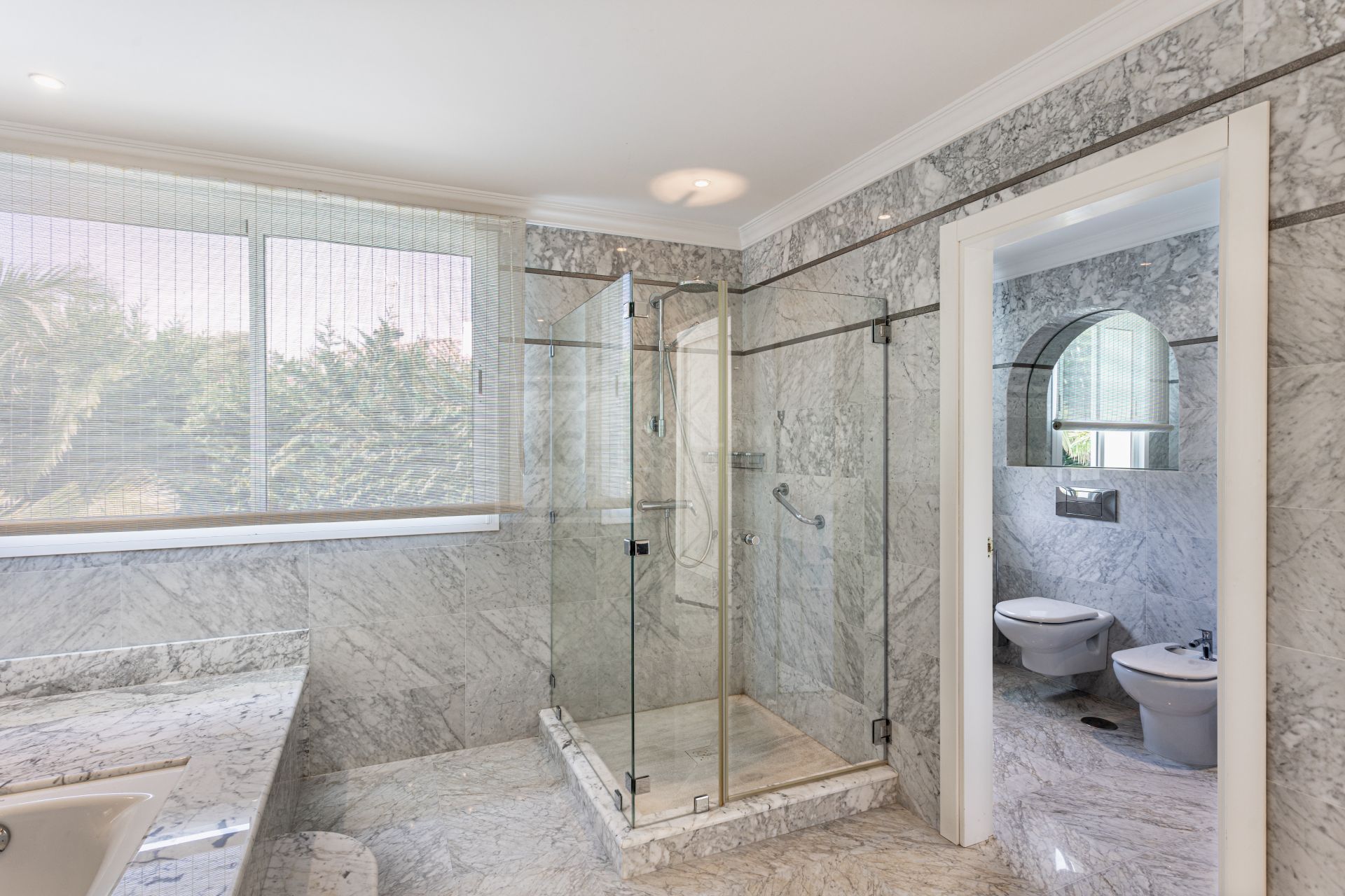 Villa de lujo de 5 dormitorios en Los Monteros playa (Marbella) junto al mar y con piscina privada