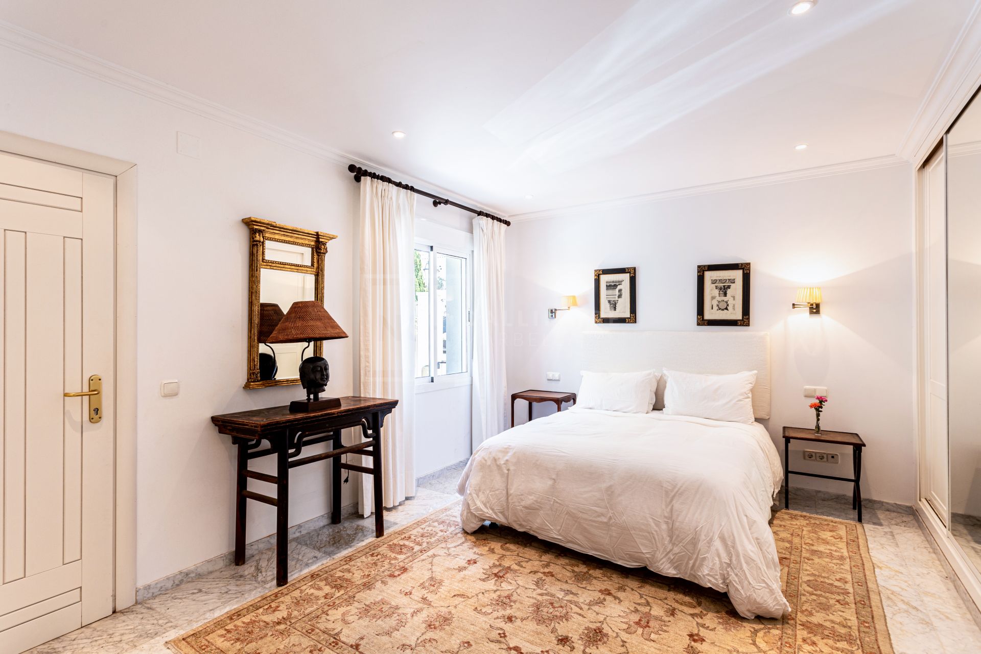 Villa de lujo de 5 dormitorios en Los Monteros playa (Marbella) junto al mar y con piscina privada