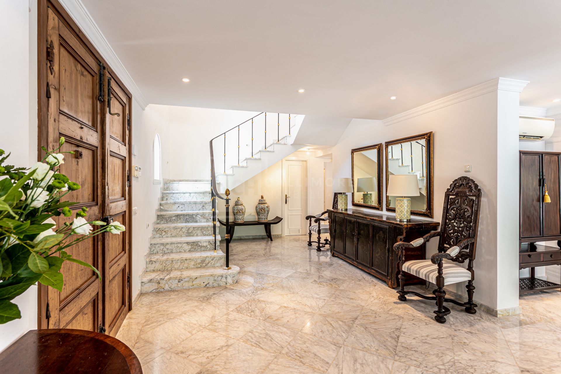 Villa de lujo de 5 dormitorios en Los Monteros playa (Marbella) junto al mar y con piscina privada