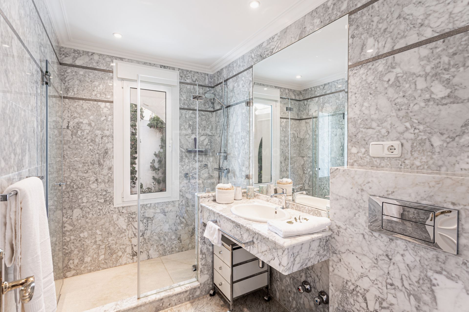 Villa de lujo de 5 dormitorios en Los Monteros playa (Marbella) junto al mar y con piscina privada