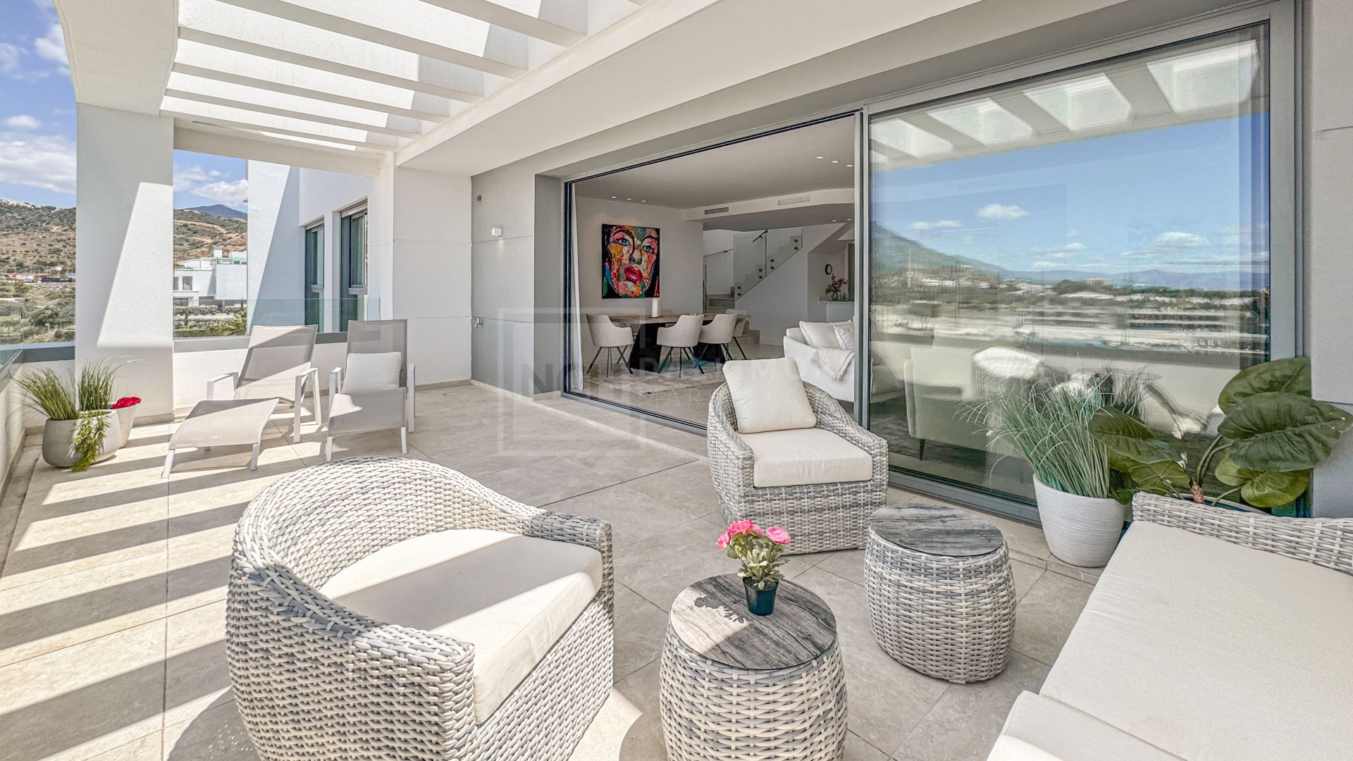 Ático contemporáneo con terraza y solárium, ambos con vistas panorámicas al mar Mediterráneo en una ubicación privilegiada