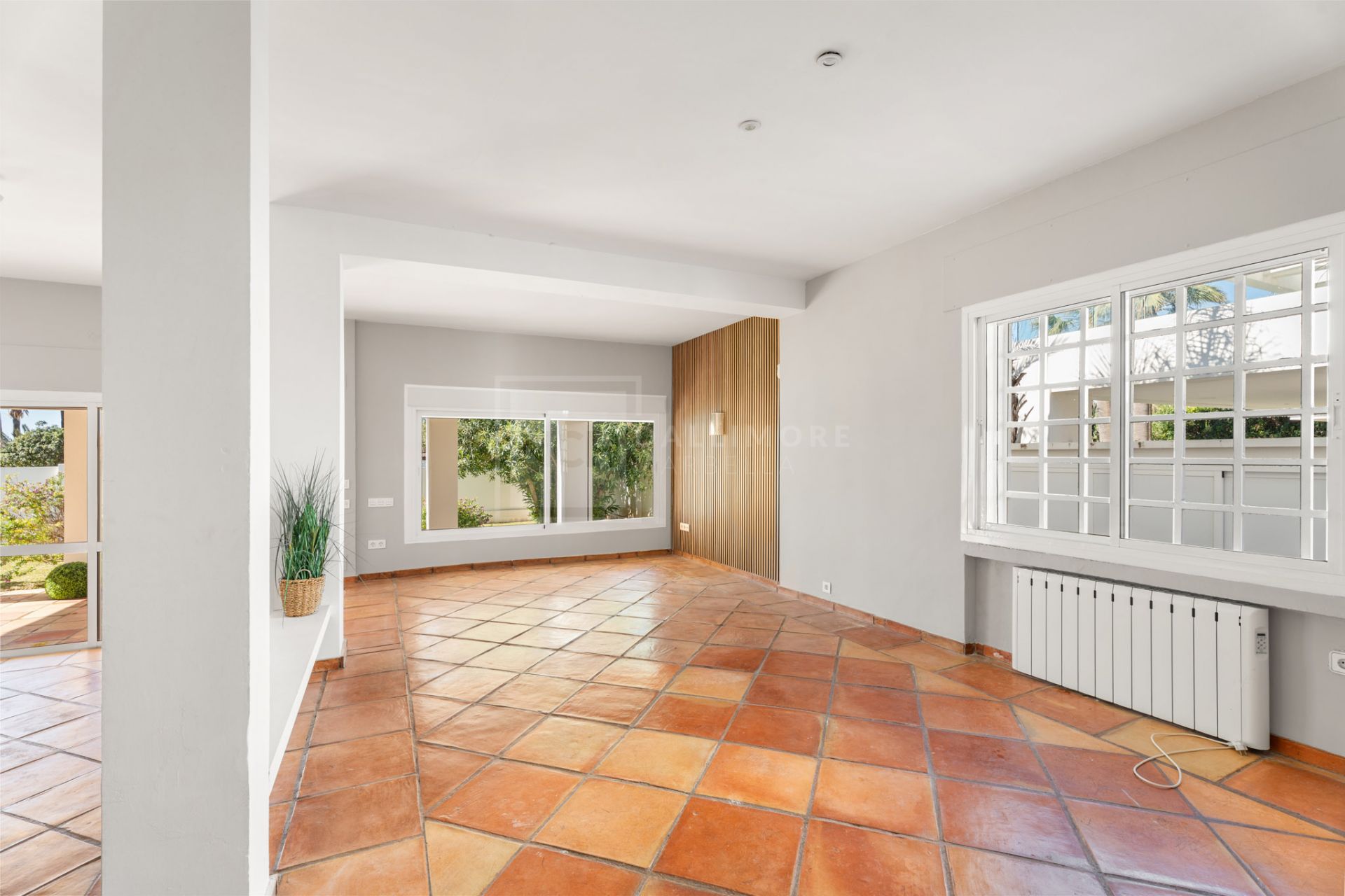 BEACH SIDE VILLA IN MARBELLA EAST