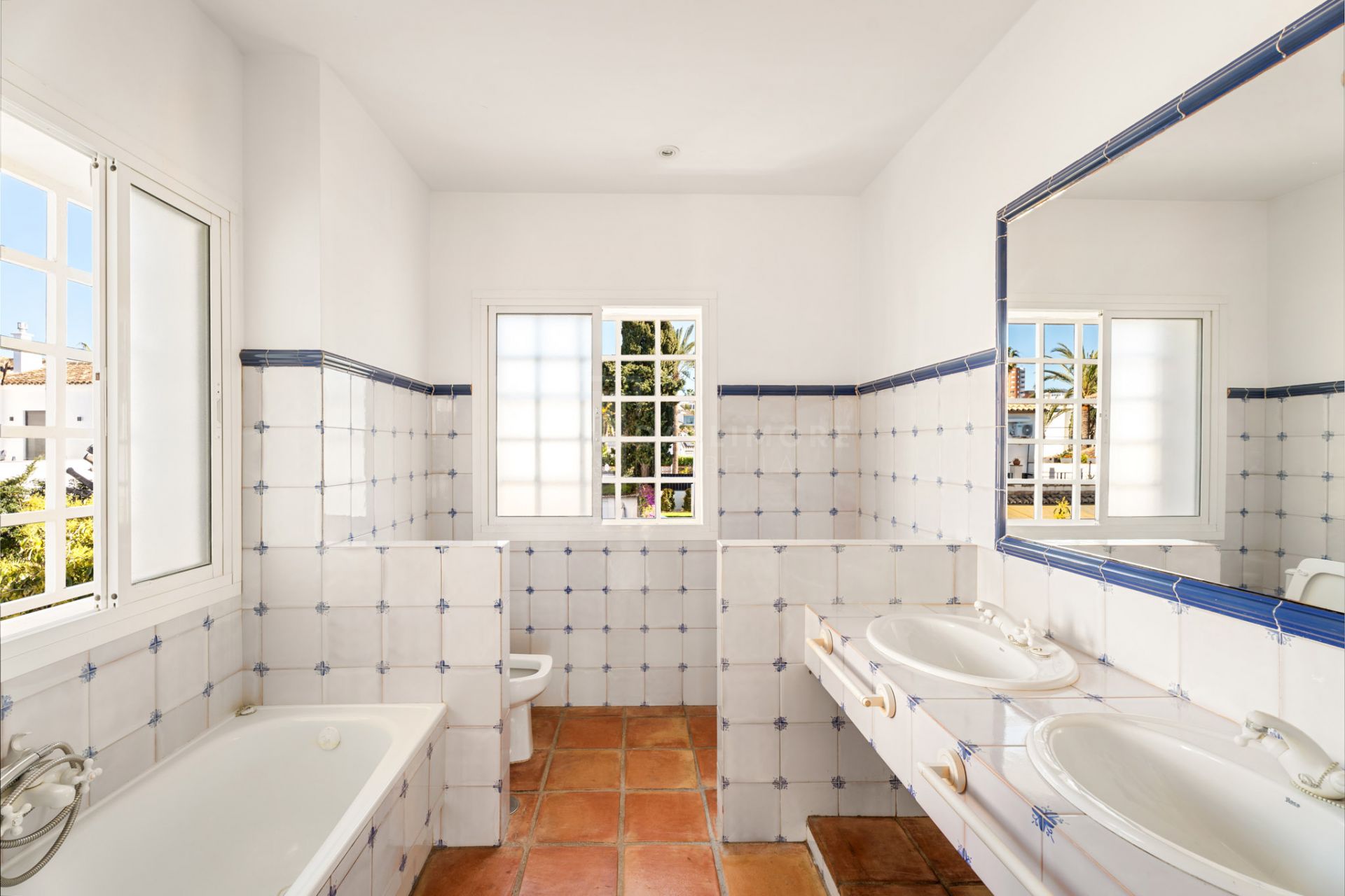 BEACH SIDE VILLA IN MARBELLA EAST