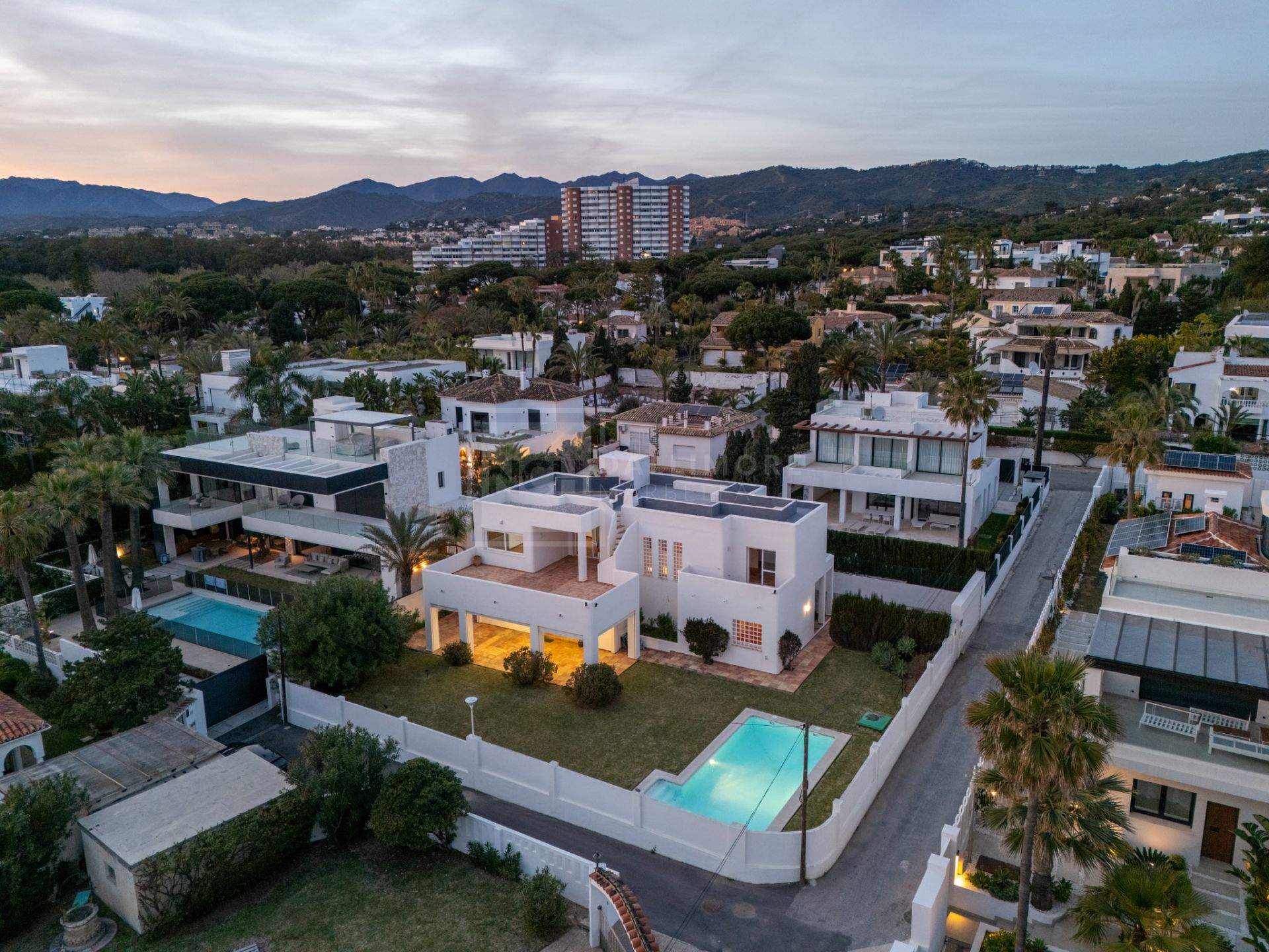 BEACH SIDE VILLA IN MARBELLA EAST