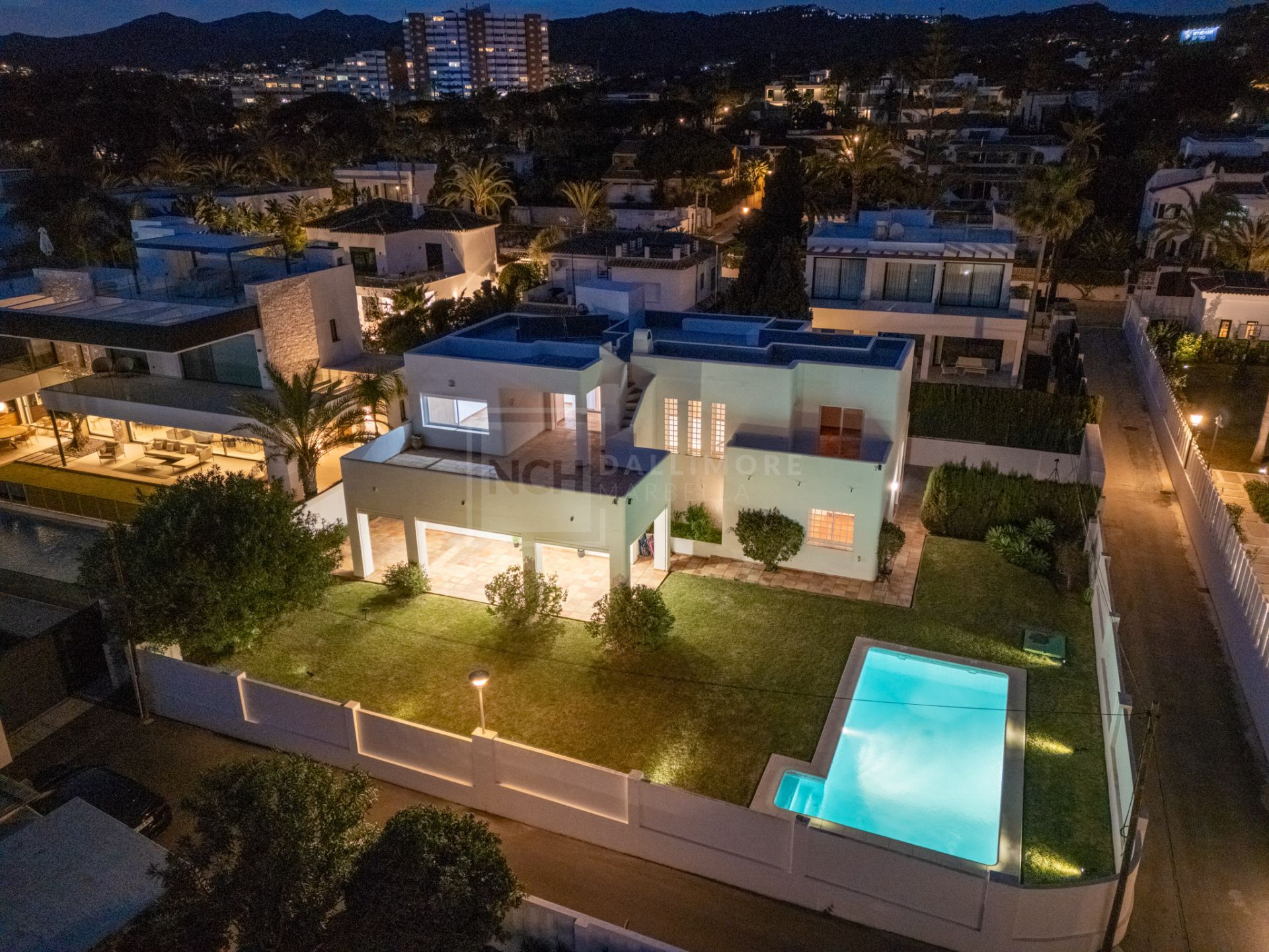 BEACH SIDE VILLA IN MARBELLA EAST