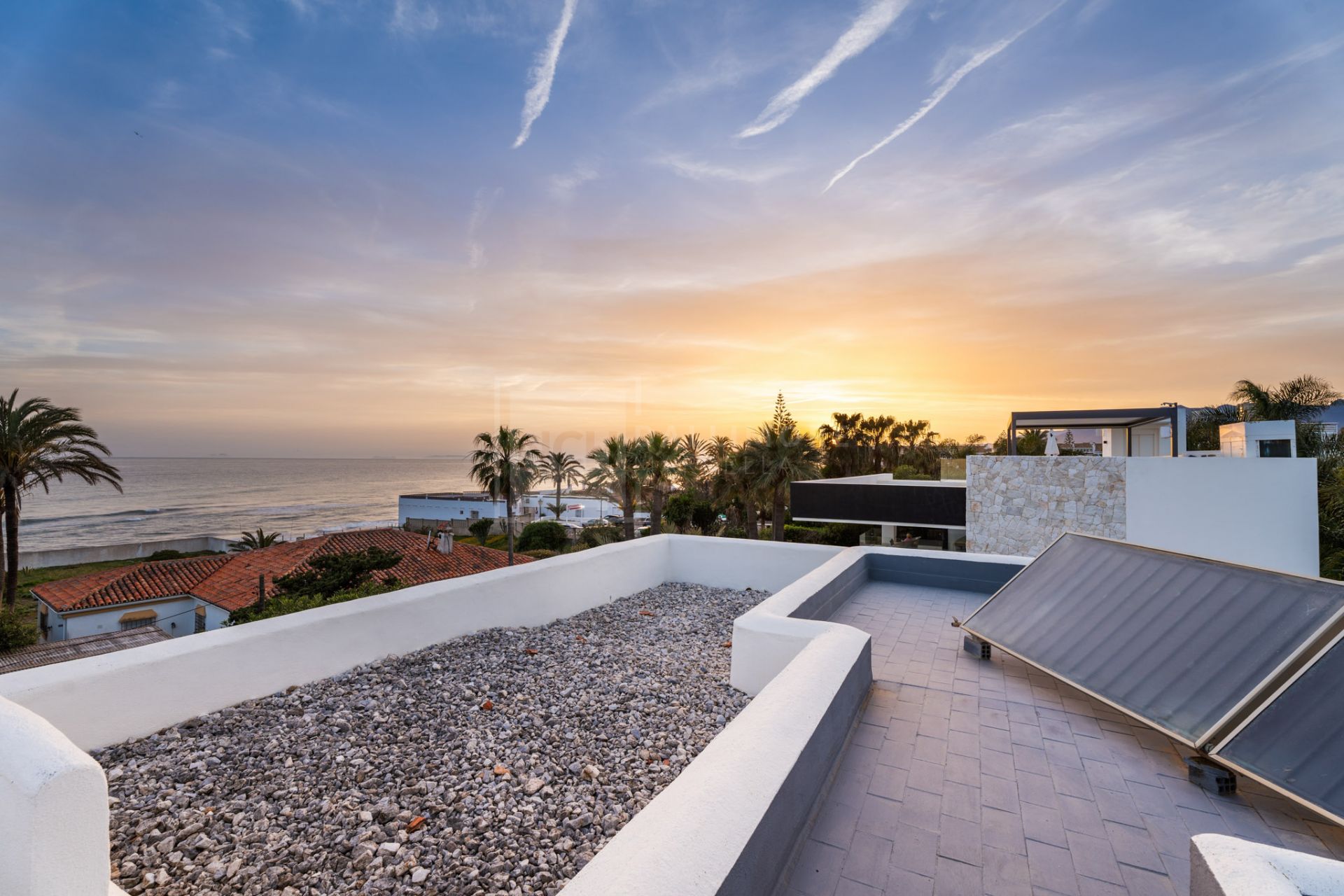 BEACH SIDE VILLA IN MARBELLA EAST