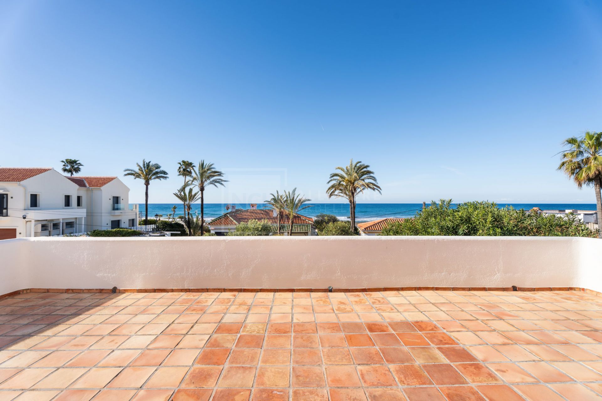 BEACH SIDE VILLA IN MARBELLA EAST