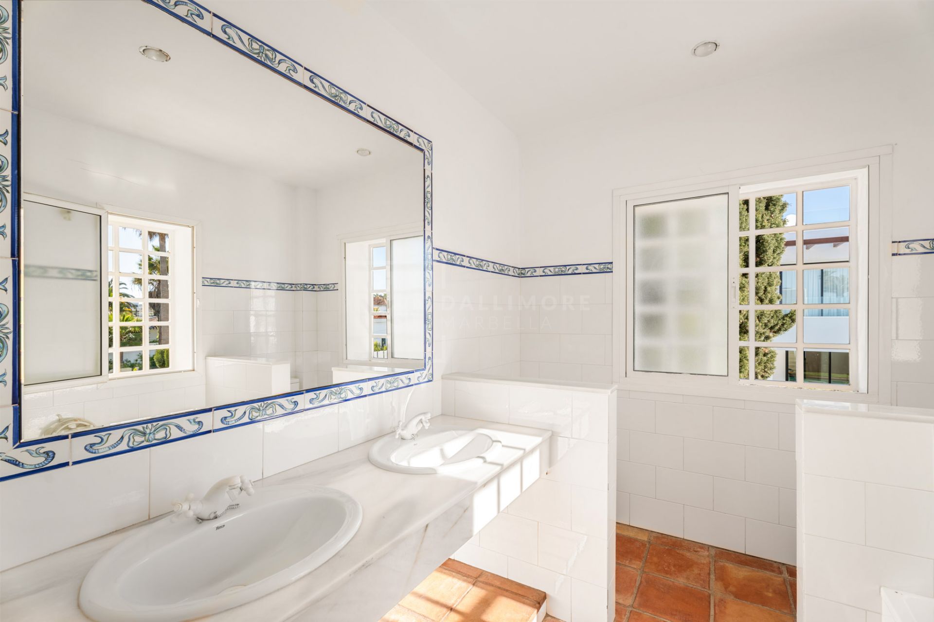 BEACH SIDE VILLA IN MARBELLA EAST