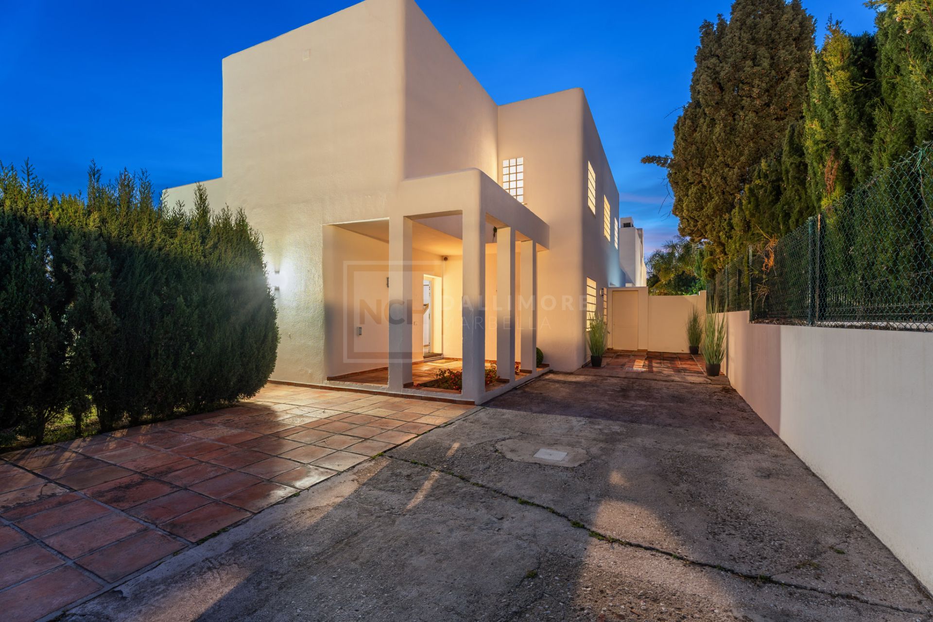 BEACH SIDE VILLA IN MARBELLA EAST
