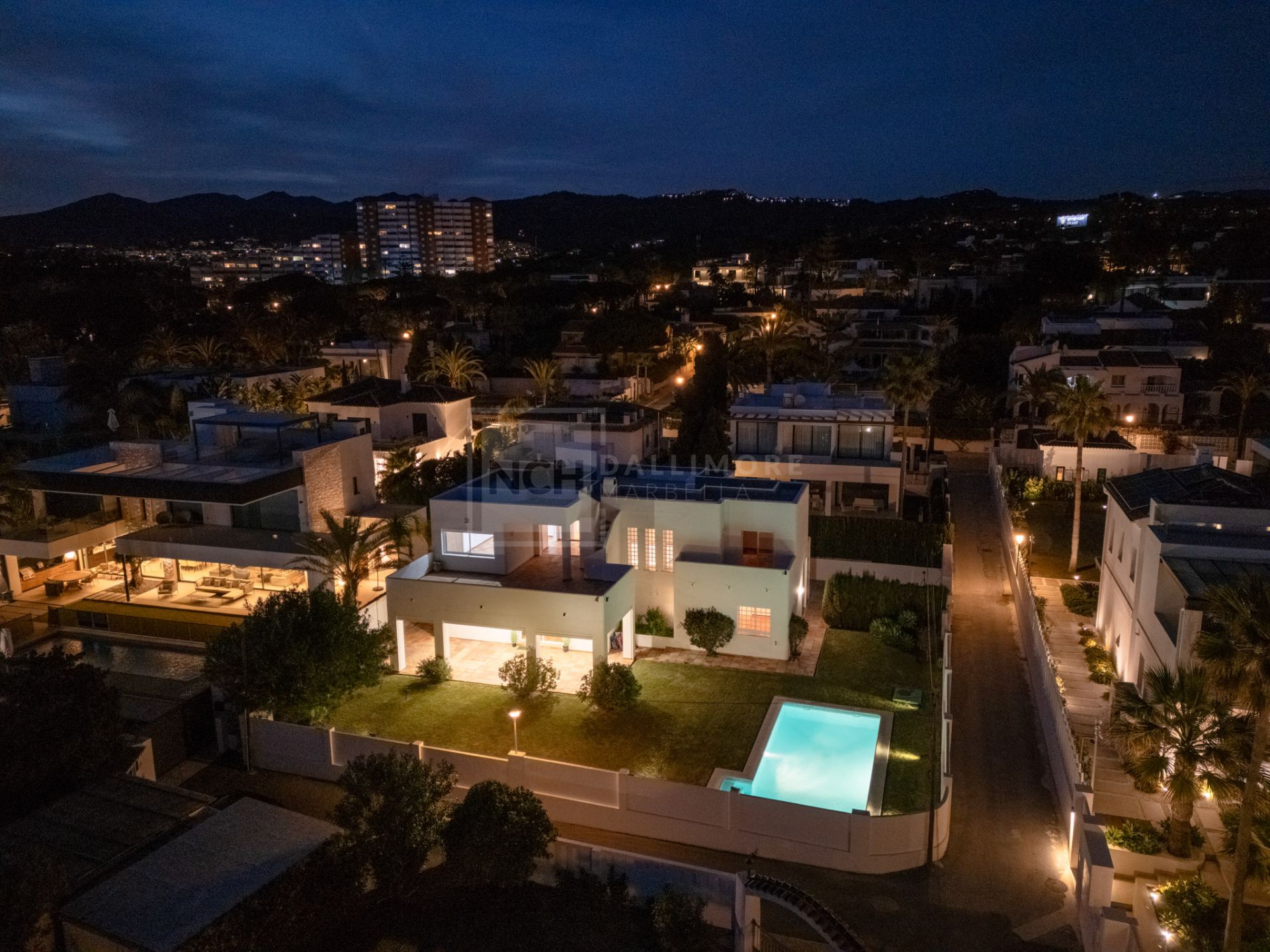 BEACH SIDE VILLA IN MARBELLA EAST