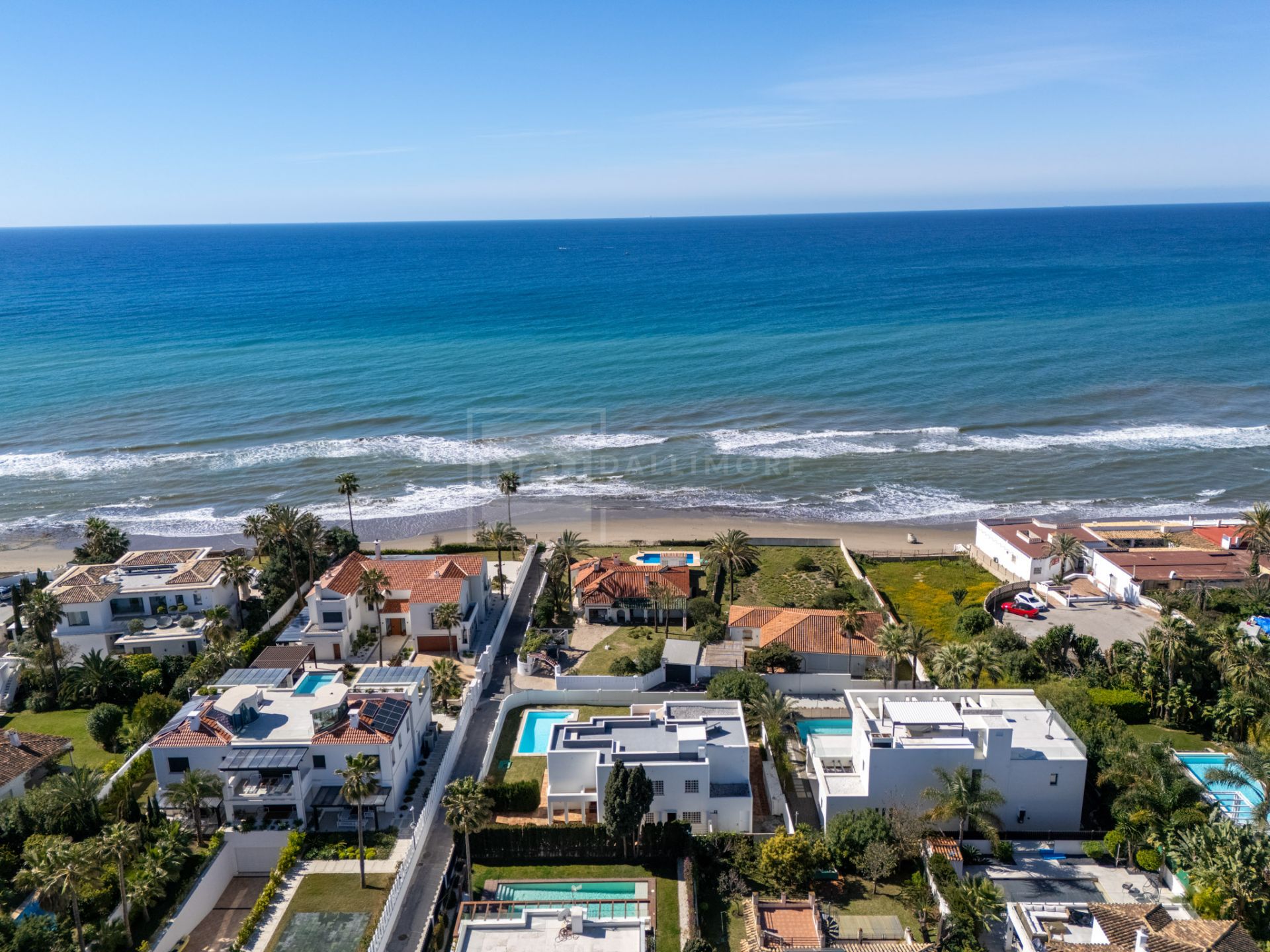 BEACH SIDE VILLA IN MARBELLA EAST