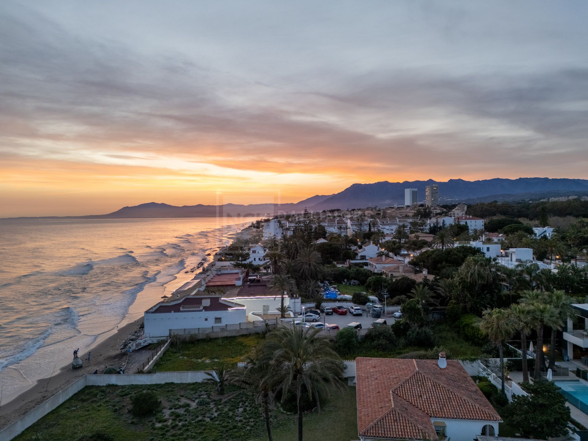 BEACH SIDE VILLA IN MARBELLA EAST