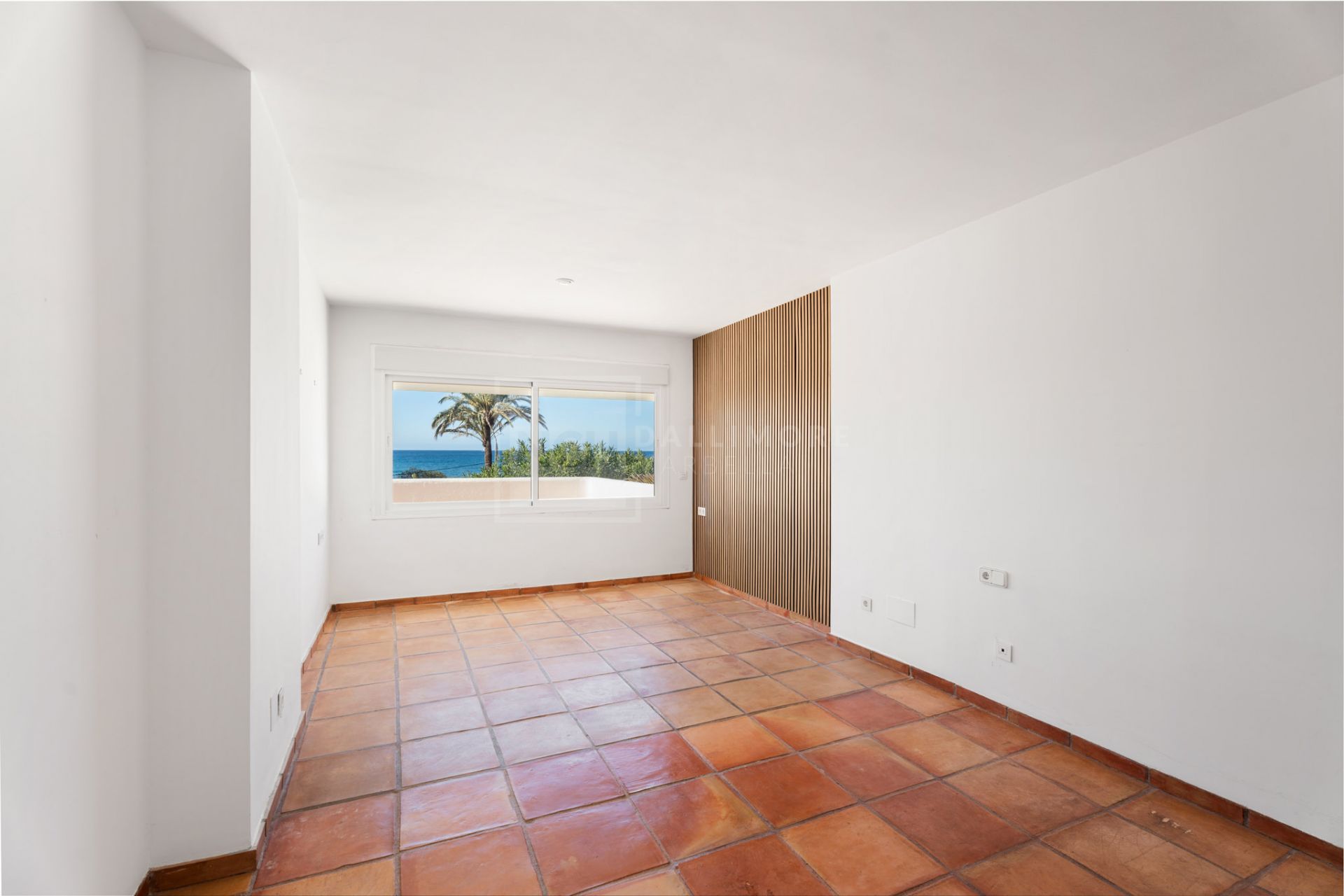 BEACH SIDE VILLA IN MARBELLA EAST