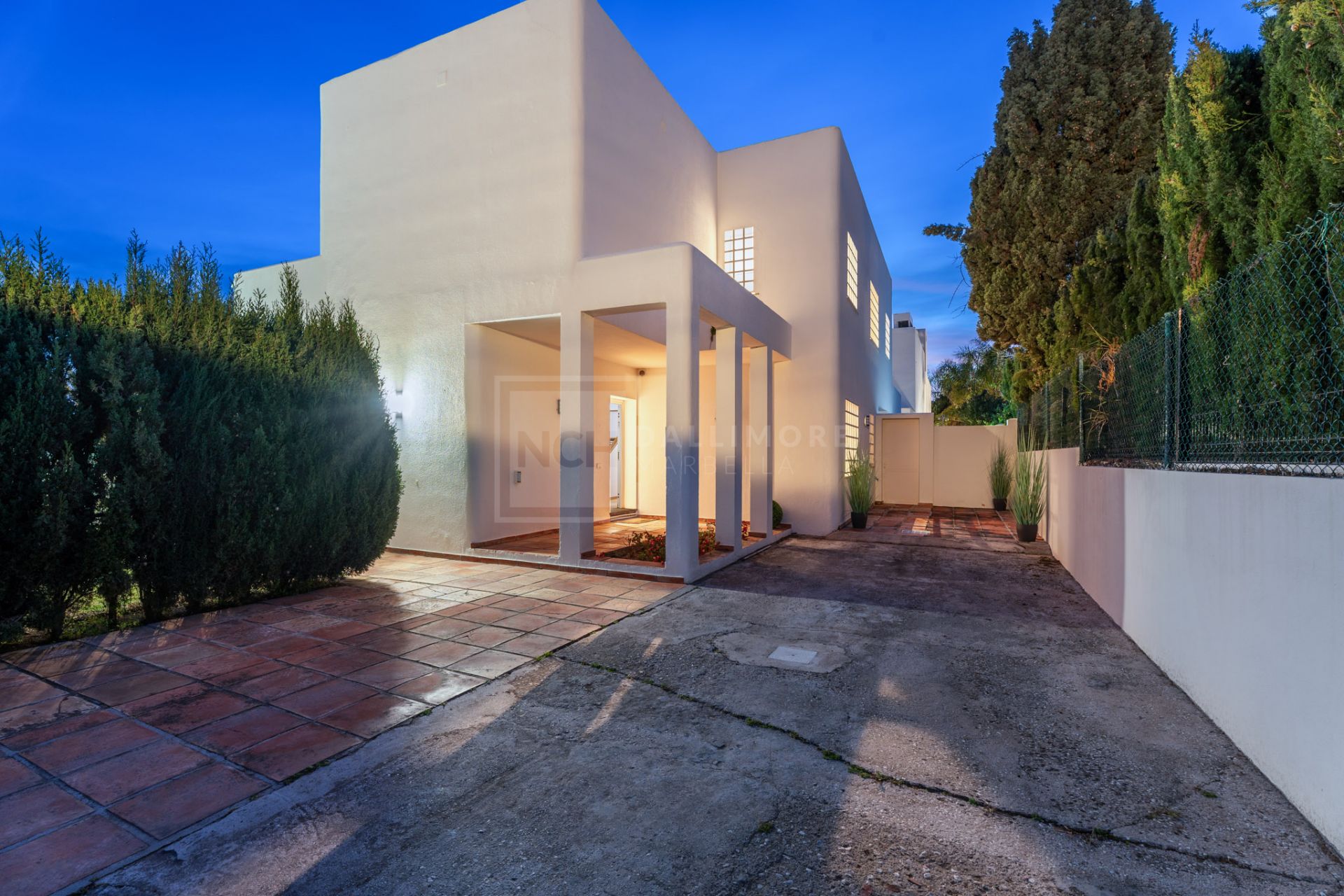 BEACH SIDE VILLA IN MARBELLA EAST