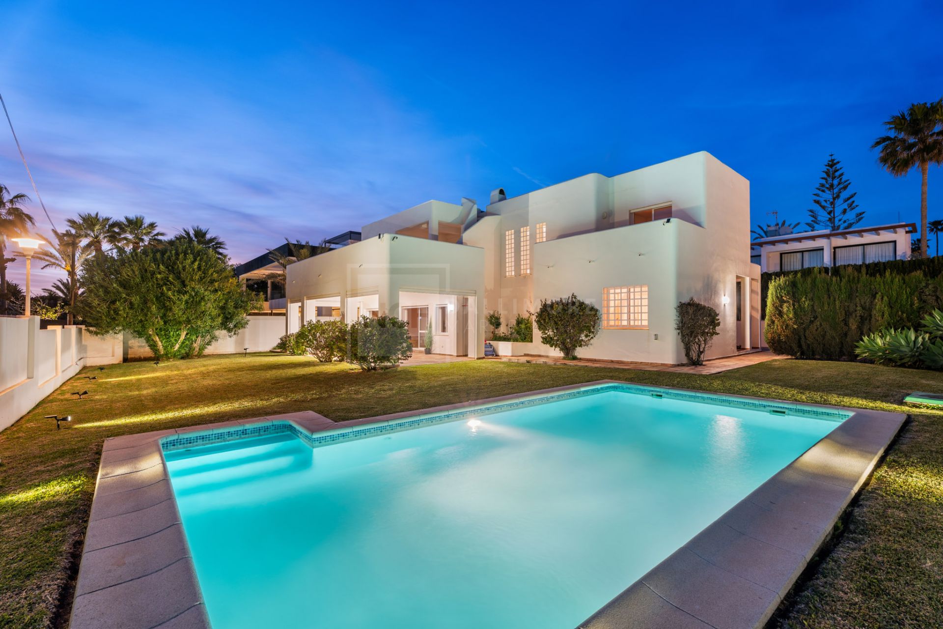 BEACH SIDE VILLA IN MARBELLA EAST
