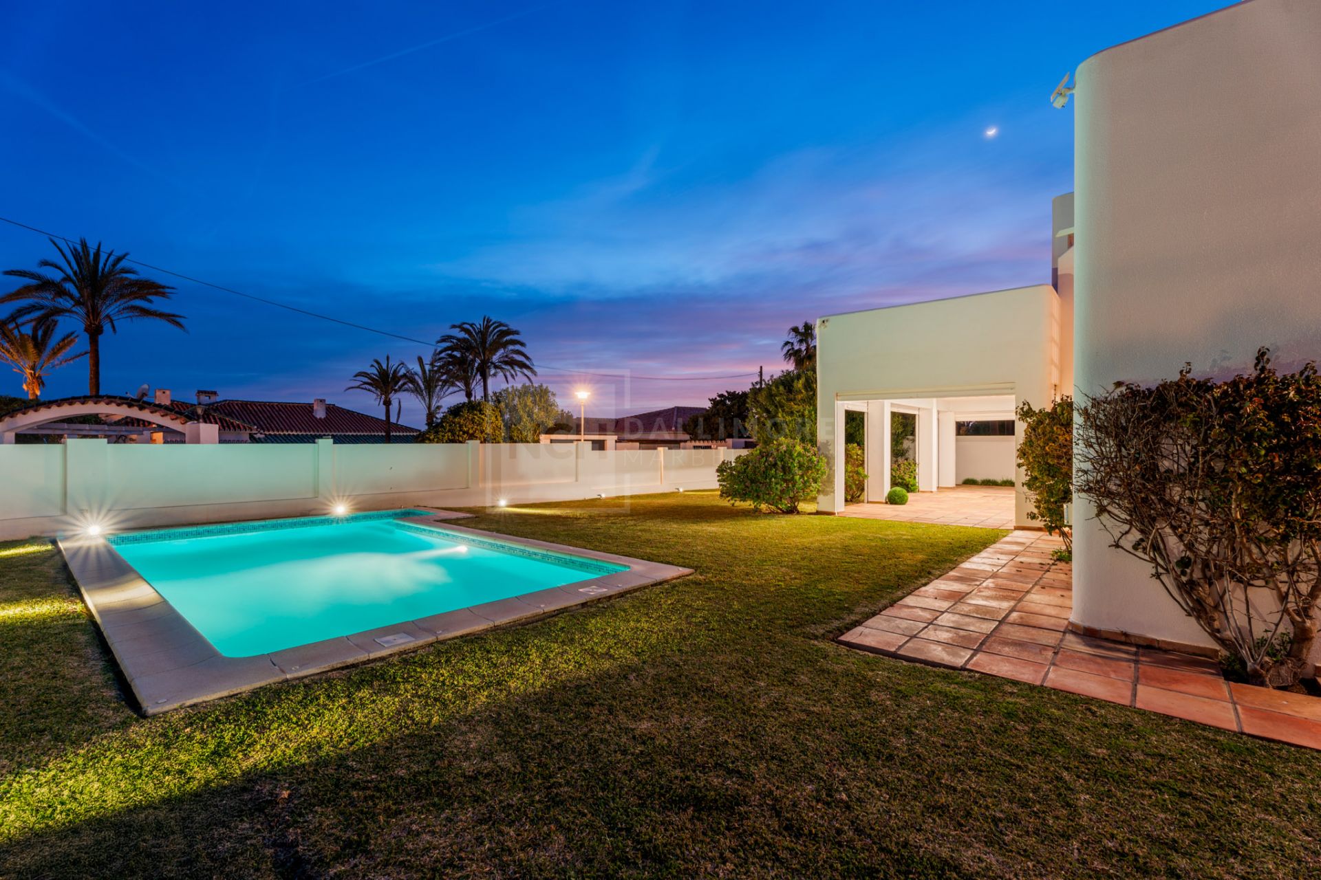 BEACH SIDE VILLA IN MARBELLA EAST