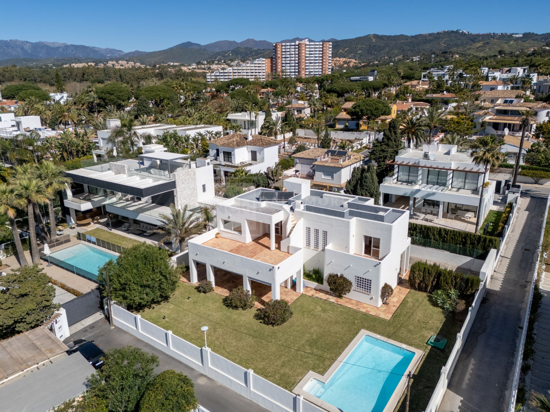 BEACH SIDE VILLA IN MARBELLA EAST