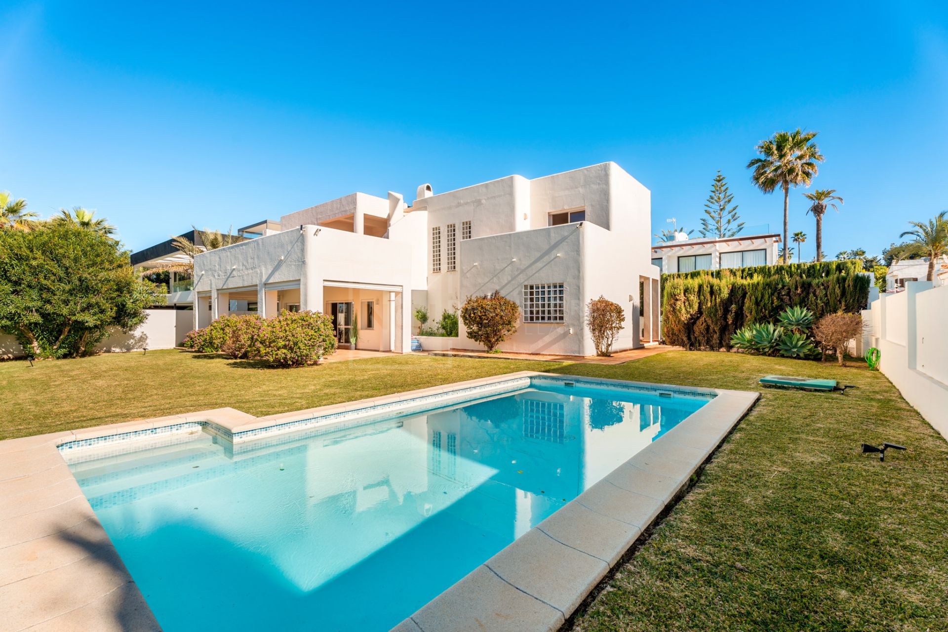 BEACH SIDE VILLA IN MARBELLA EAST