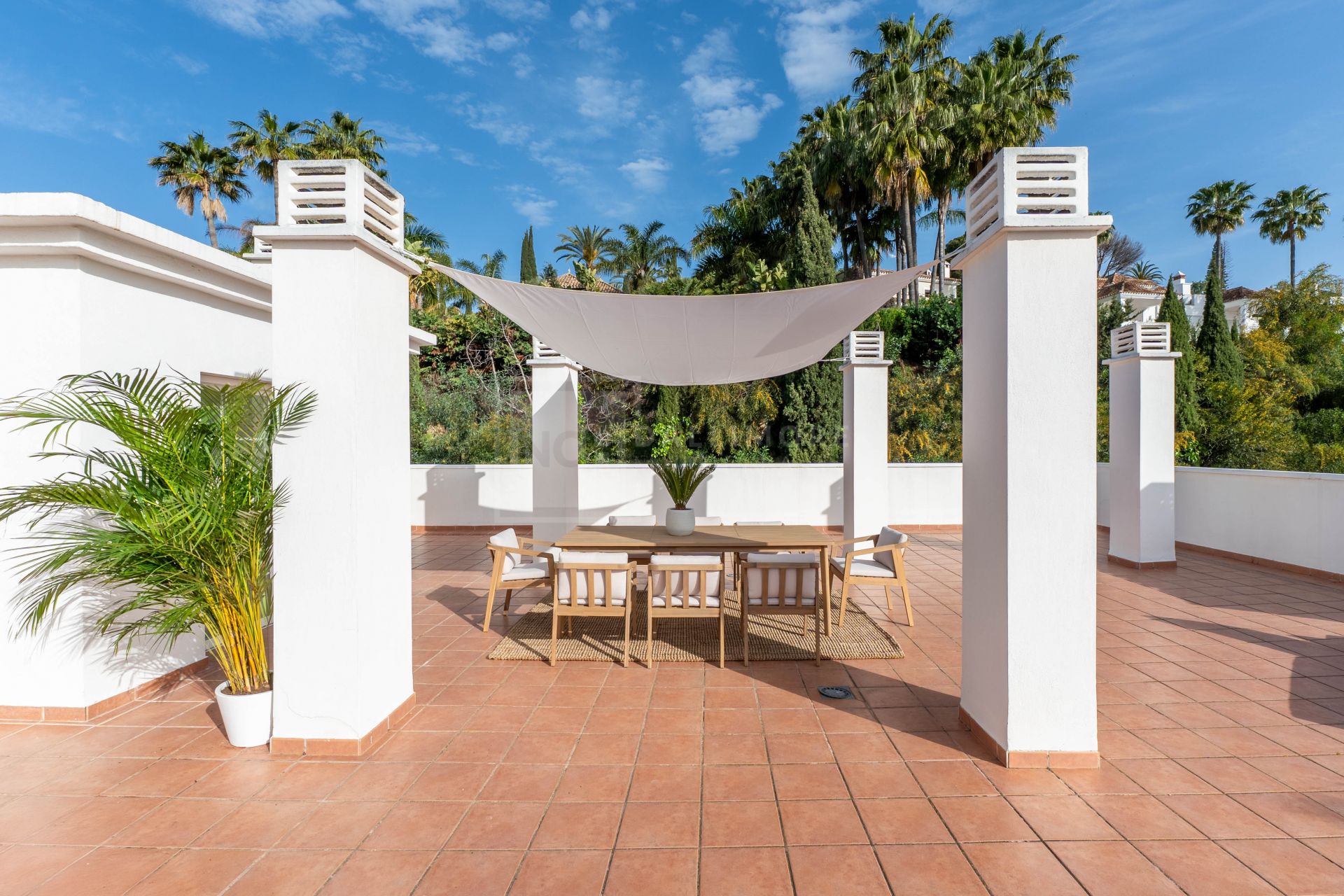 2-BEDROOM PENTHOUSE CLOSE TO THE BEACH & GOLF