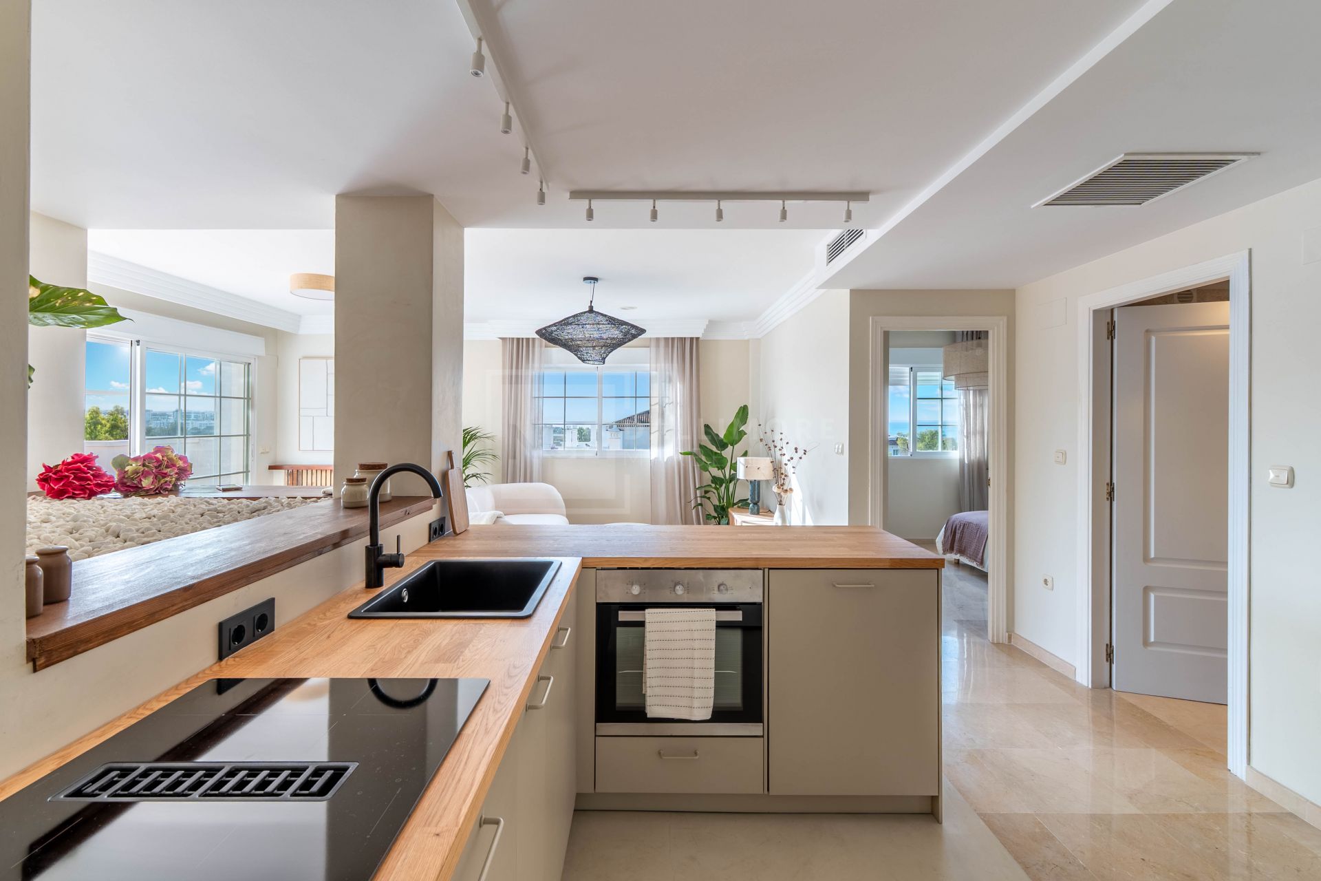 2-BEDROOM PENTHOUSE CLOSE TO THE BEACH & GOLF