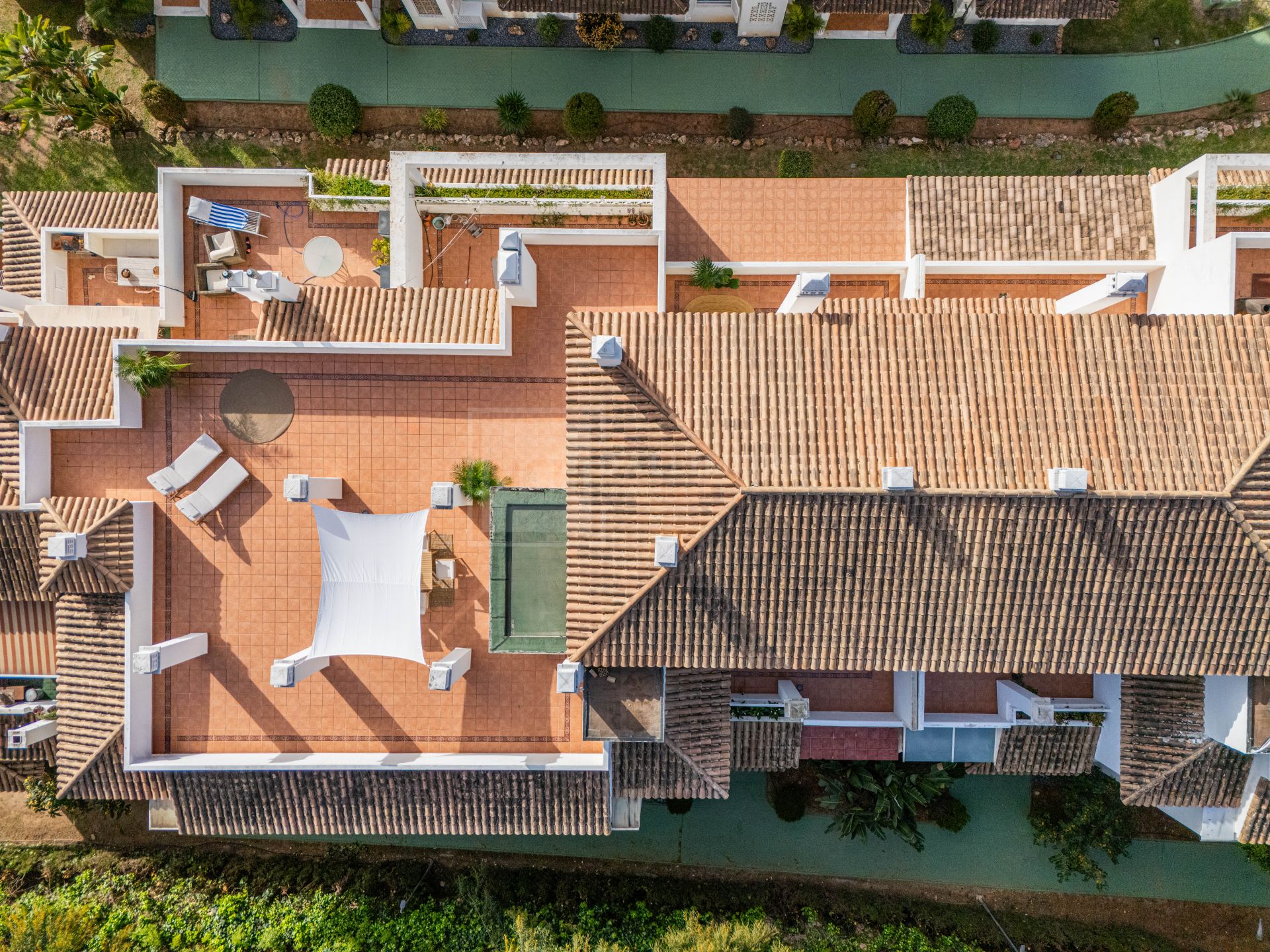 2-BEDROOM PENTHOUSE CLOSE TO THE BEACH & GOLF