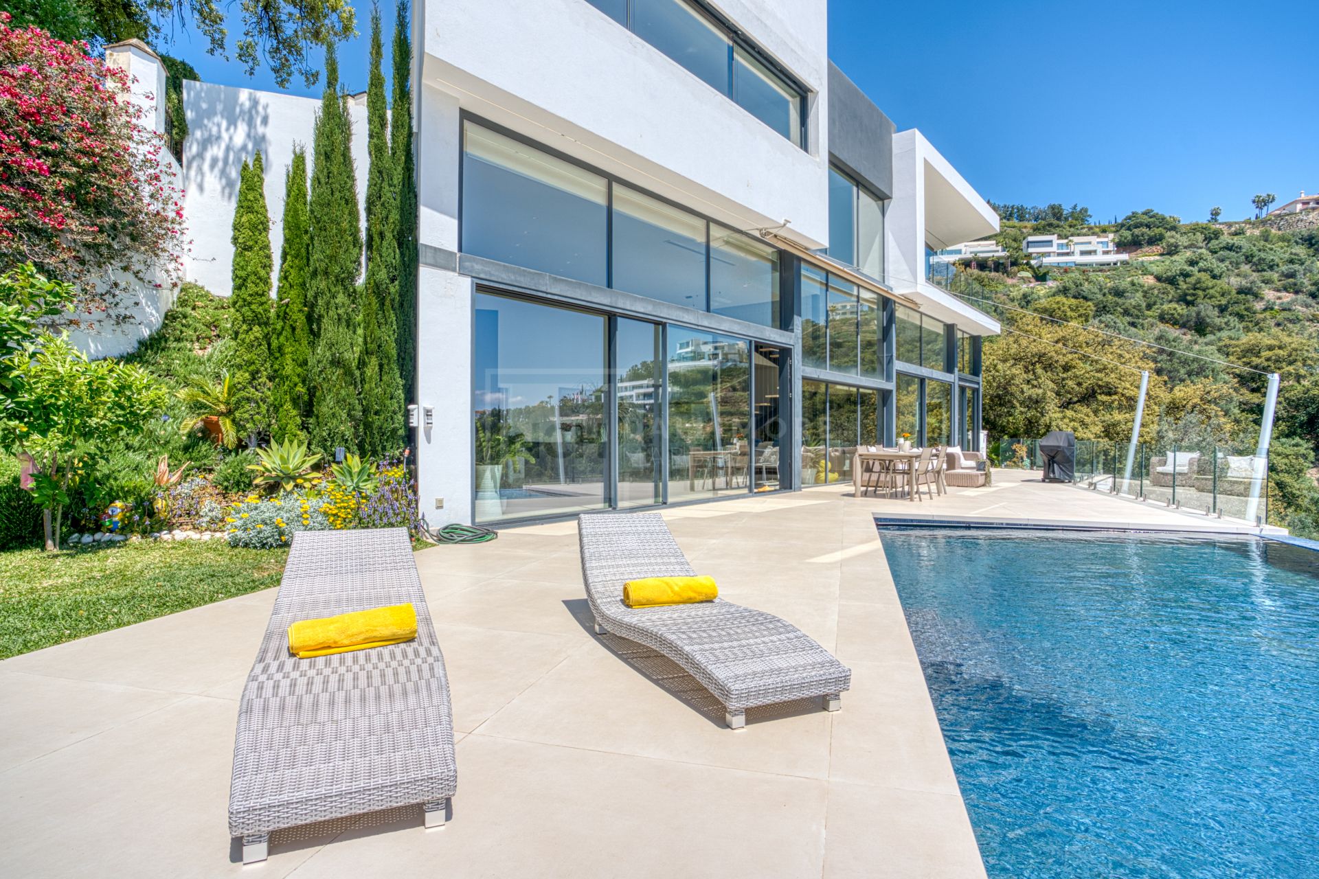 Villa de cinco dormitorios situada en Altos de Los Monteros con vistas panorámicas al mar