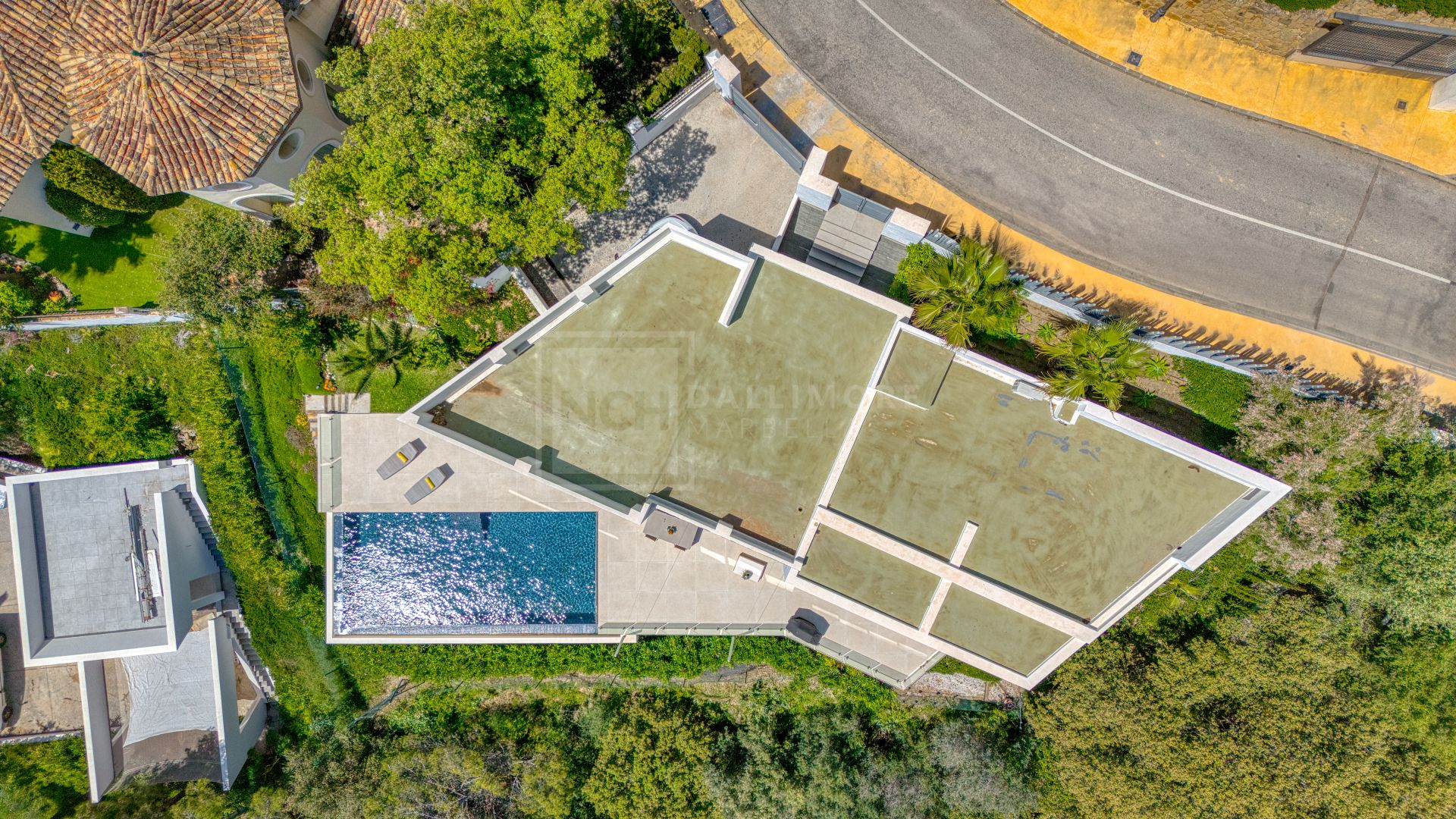Villa de cinco dormitorios situada en Altos de Los Monteros con vistas panorámicas al mar