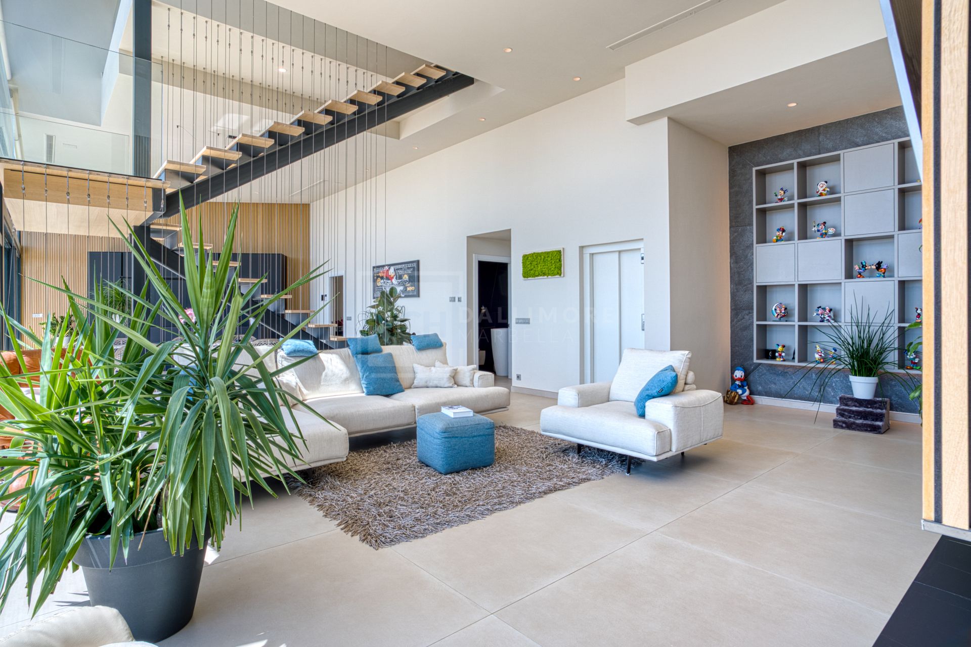 Villa de cinco dormitorios situada en Altos de Los Monteros con vistas panorámicas al mar