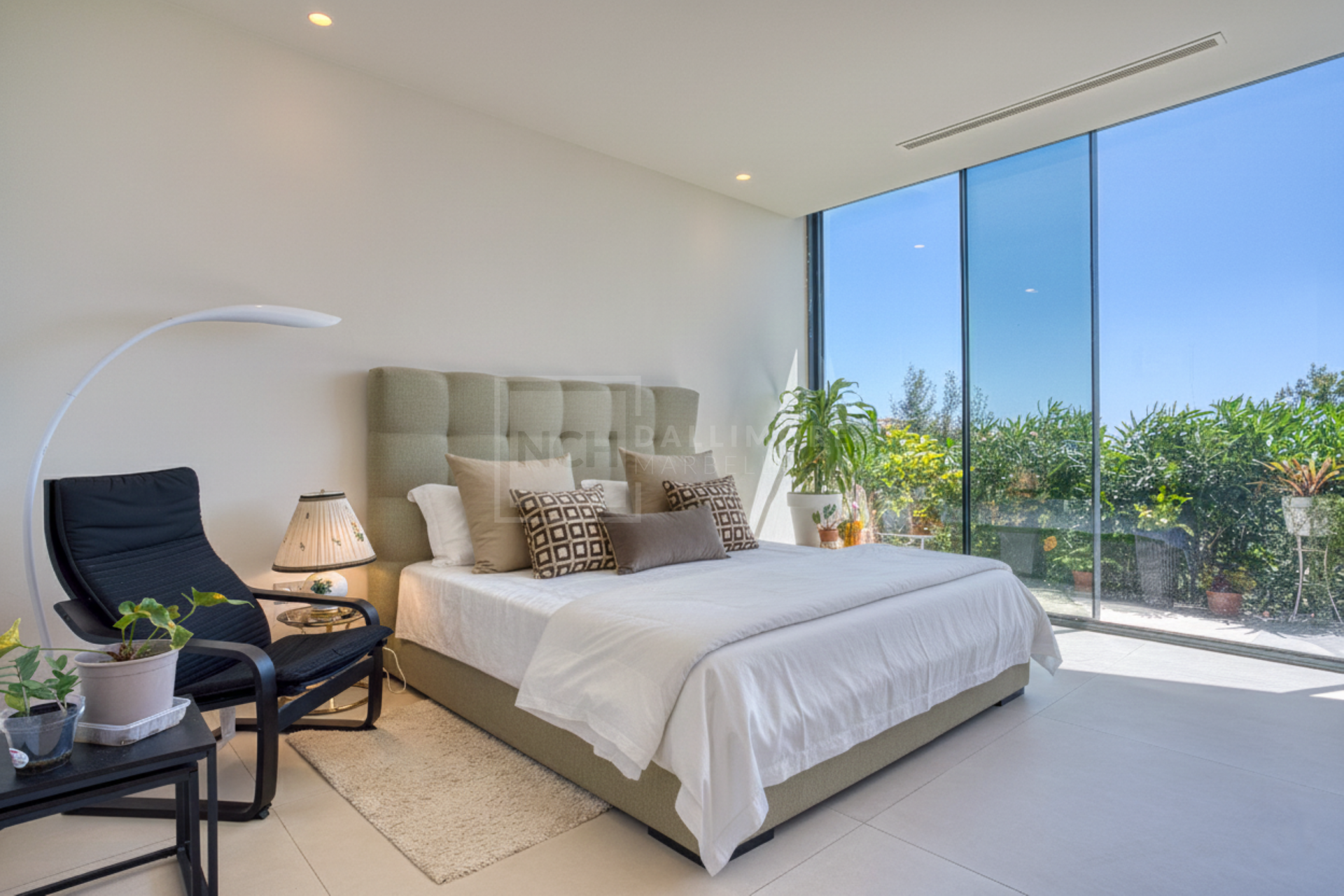MODERN 5-BEDROOM VILLA IN ALTOS DE LOS MONTEROS