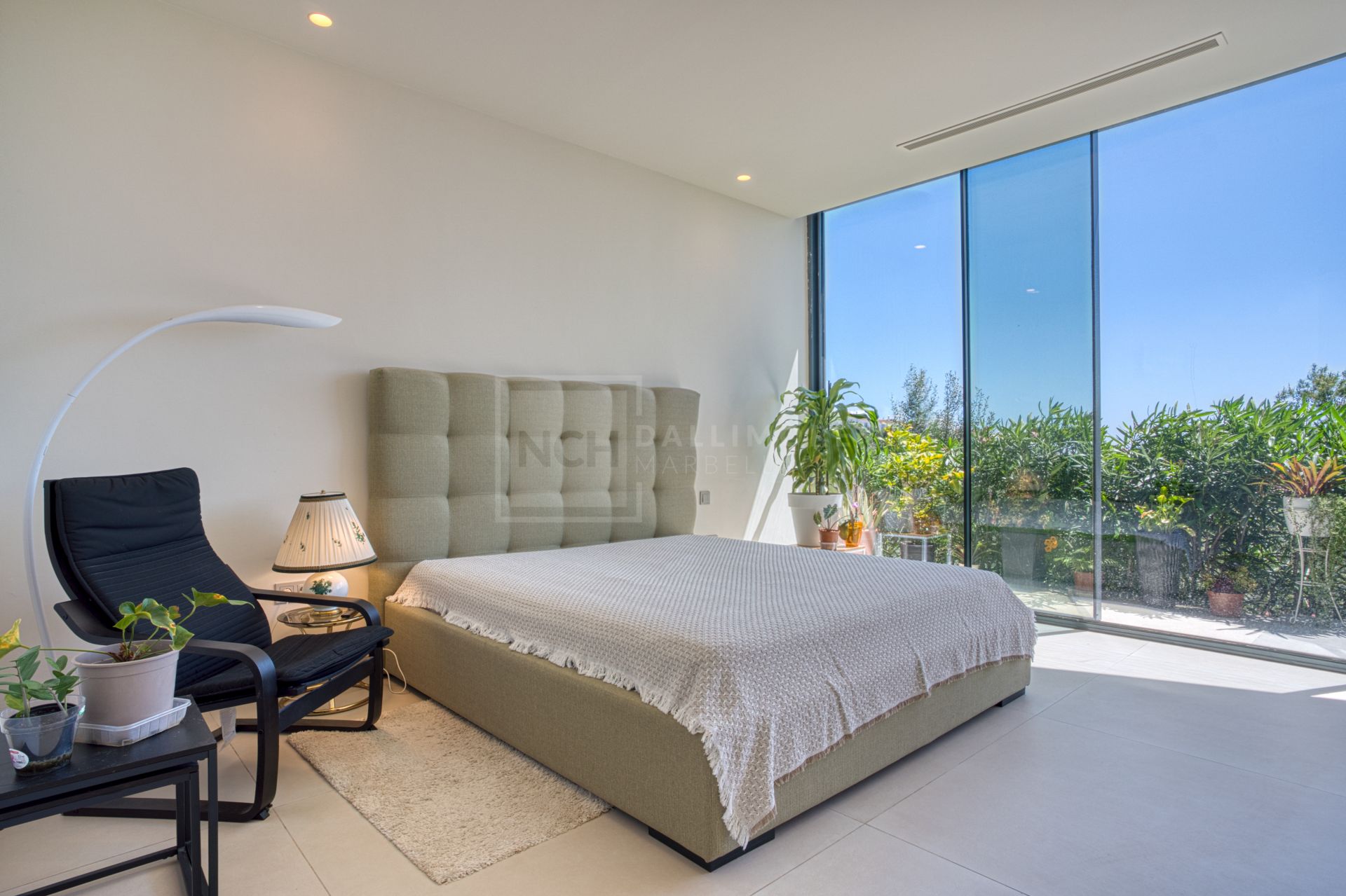 Villa de cinco dormitorios situada en Altos de Los Monteros con vistas panorámicas al mar