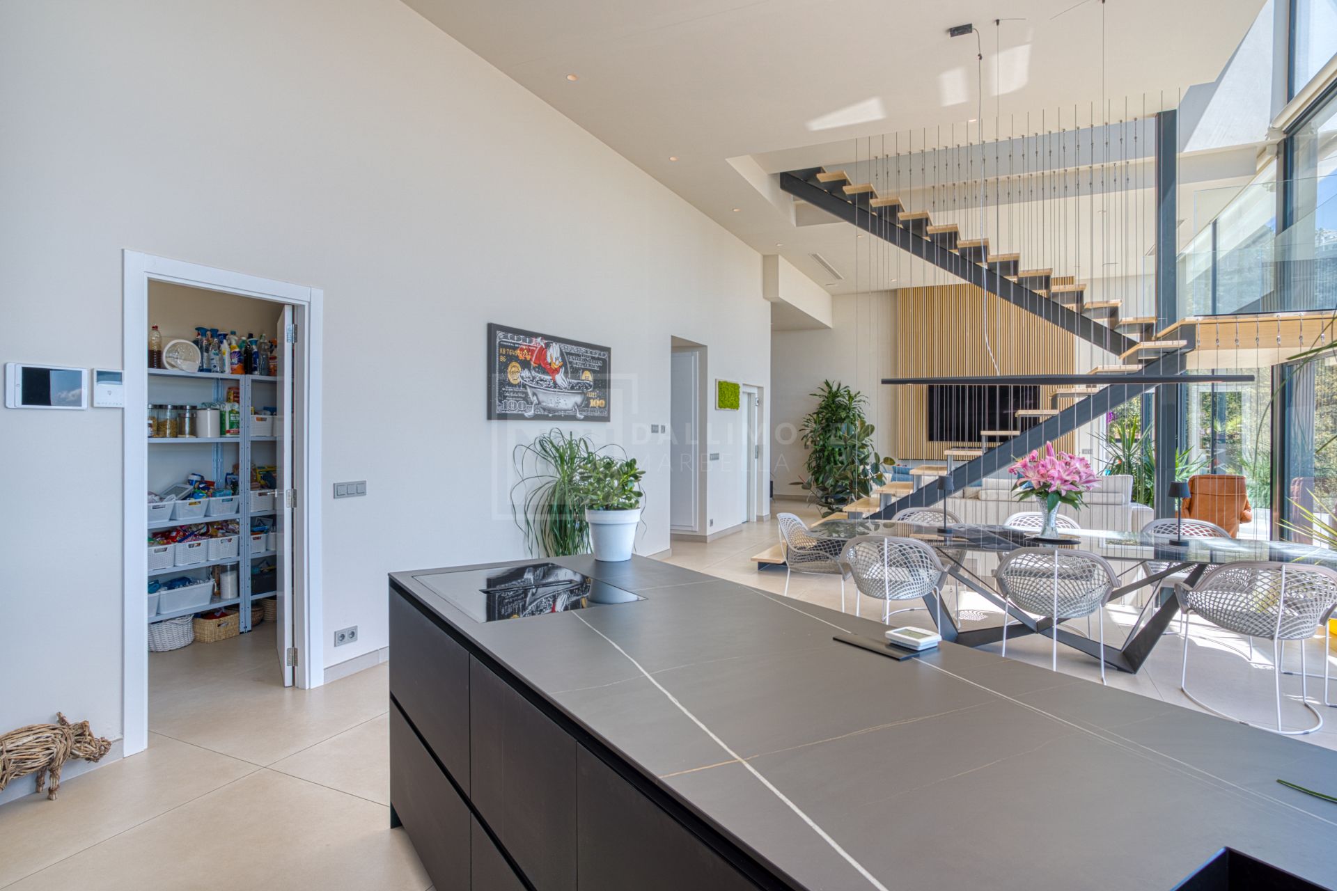 Villa de cinco dormitorios situada en Altos de Los Monteros con vistas panorámicas al mar