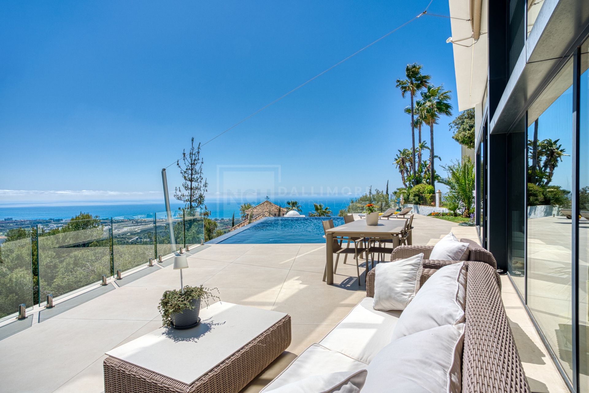 Villa de cinco dormitorios situada en Altos de Los Monteros con vistas panorámicas al mar