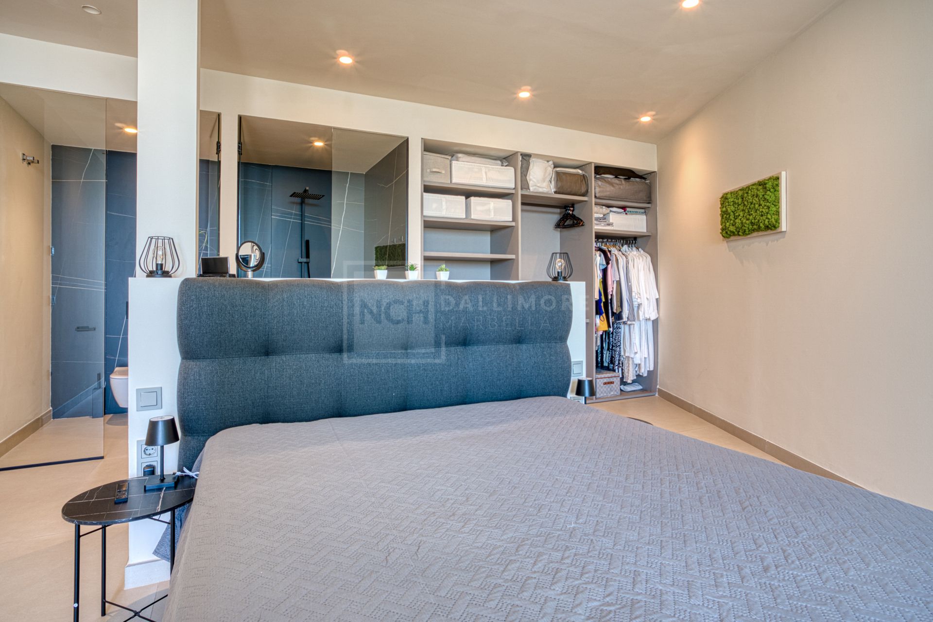 Villa de cinco dormitorios situada en Altos de Los Monteros con vistas panorámicas al mar