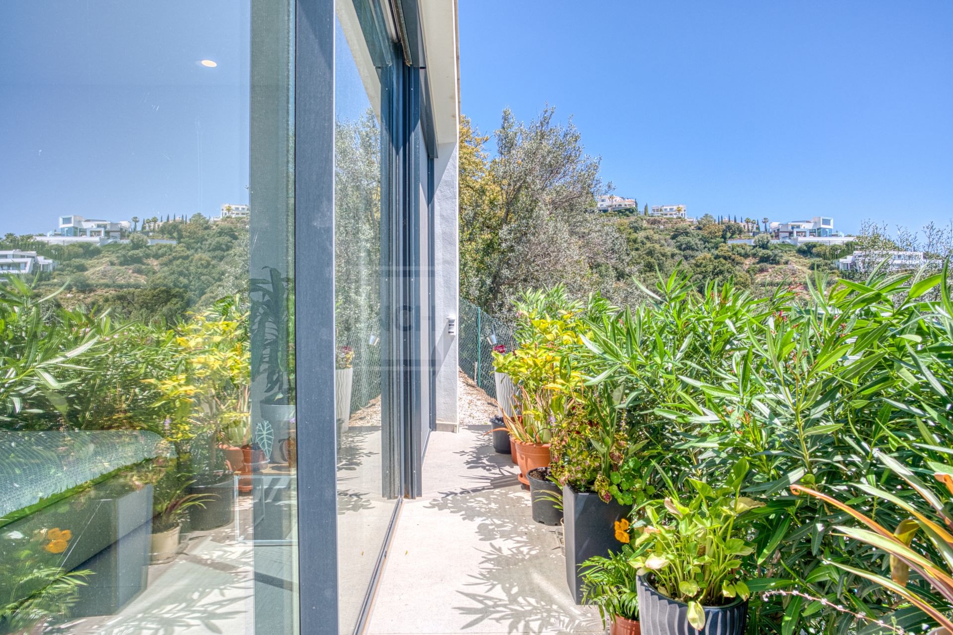 Villa de cinco dormitorios situada en Altos de Los Monteros con vistas panorámicas al mar