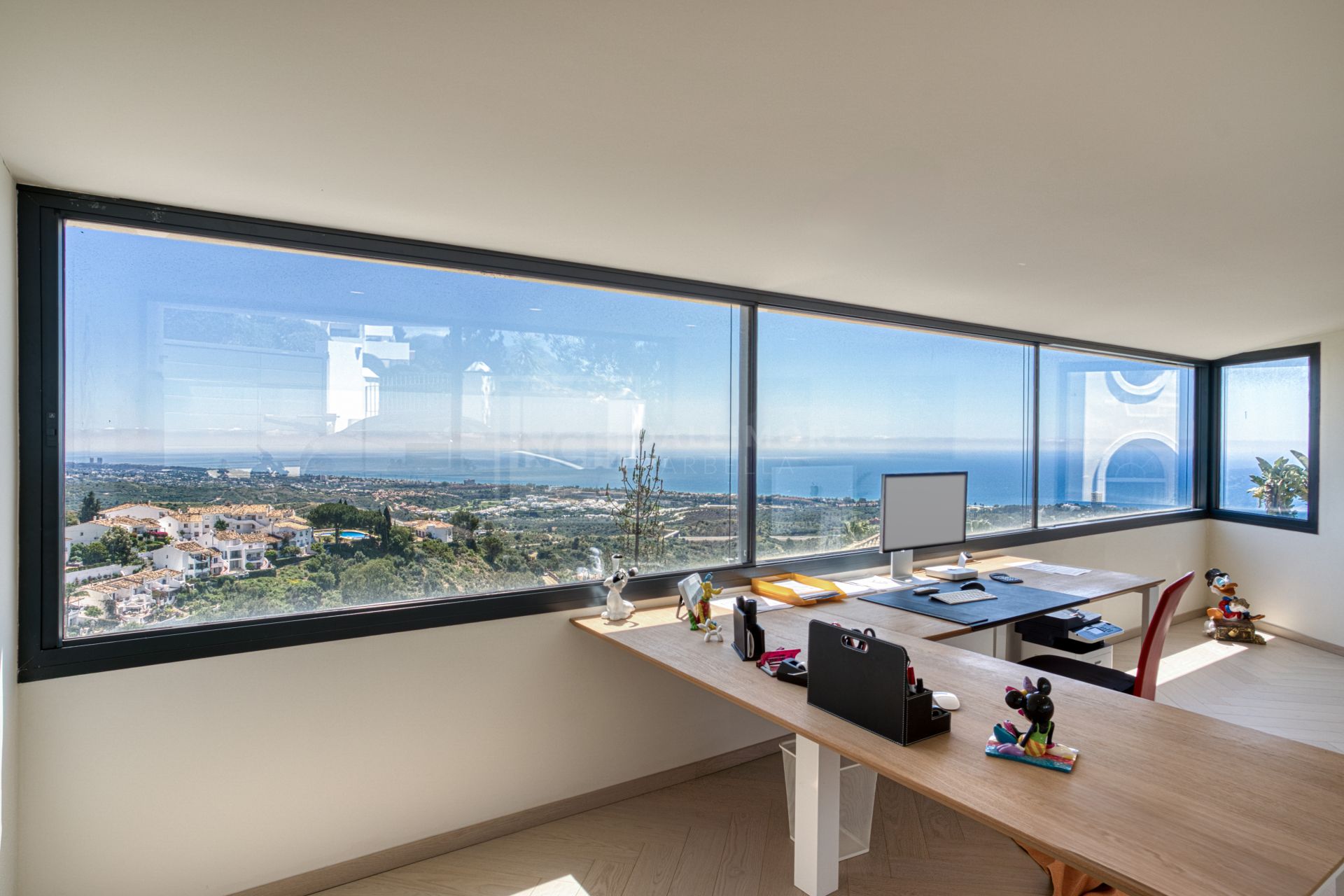 Villa de cinco dormitorios situada en Altos de Los Monteros con vistas panorámicas al mar