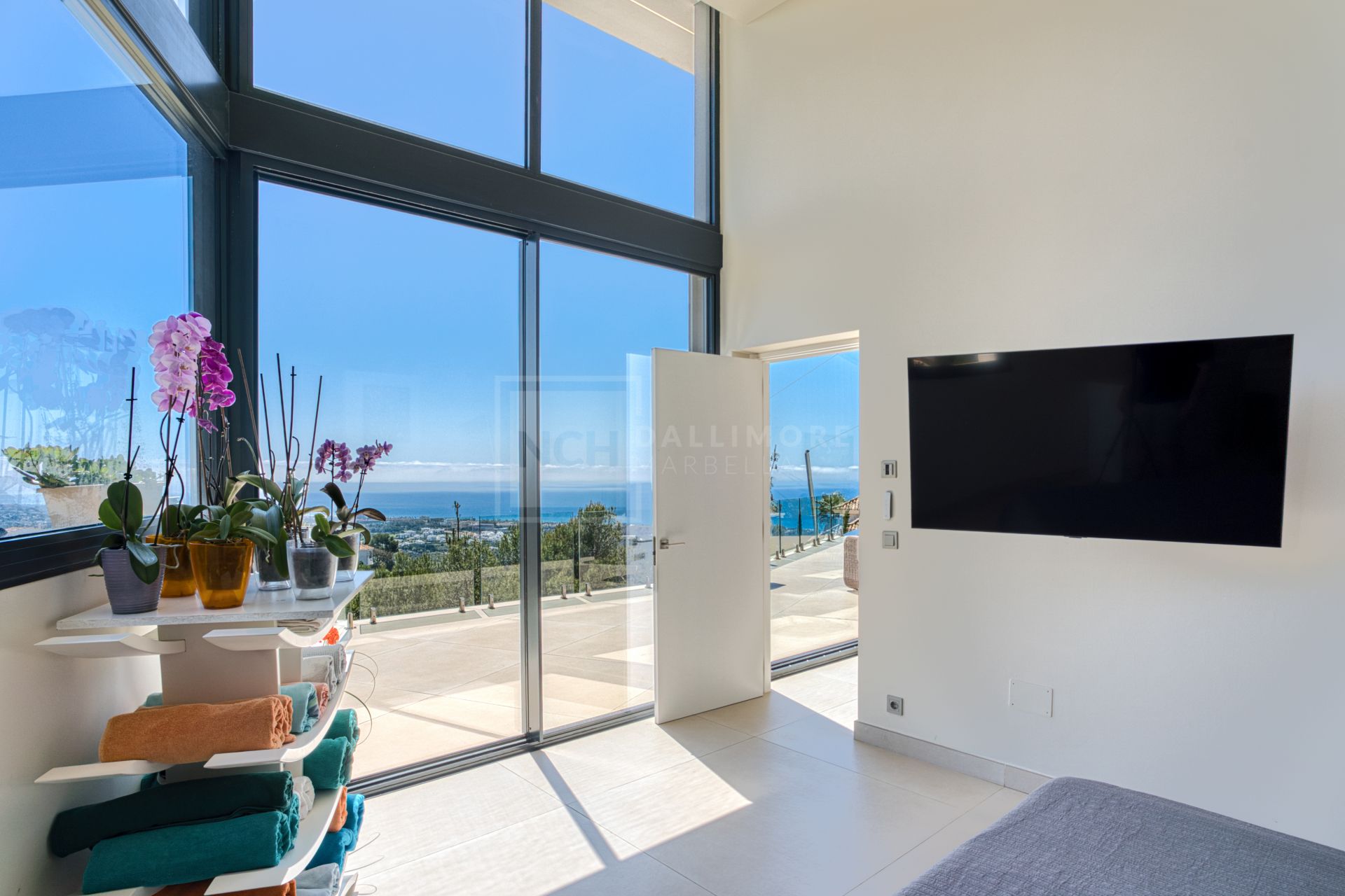 Villa de cinco dormitorios situada en Altos de Los Monteros con vistas panorámicas al mar