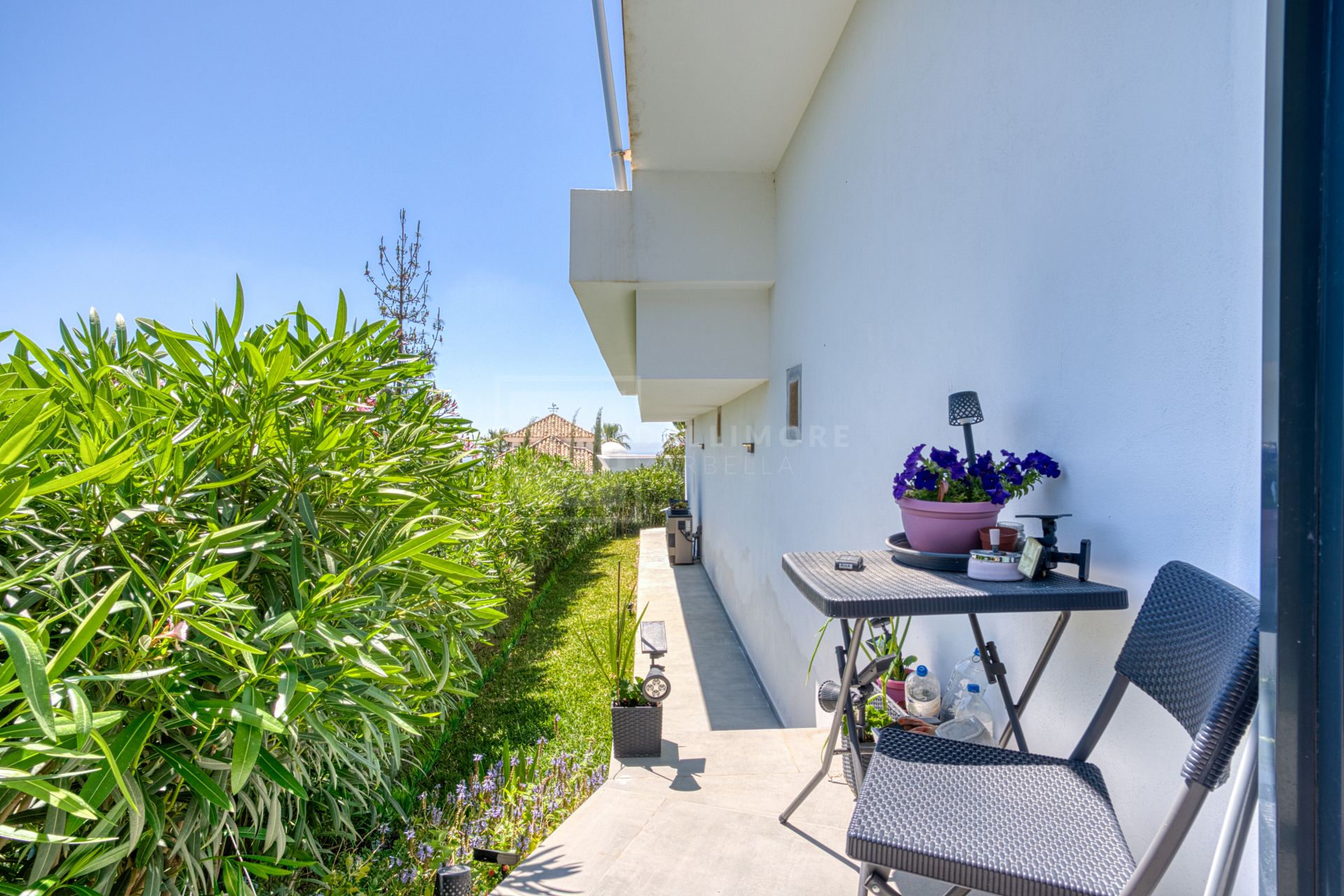 Villa de cinco dormitorios situada en Altos de Los Monteros con vistas panorámicas al mar