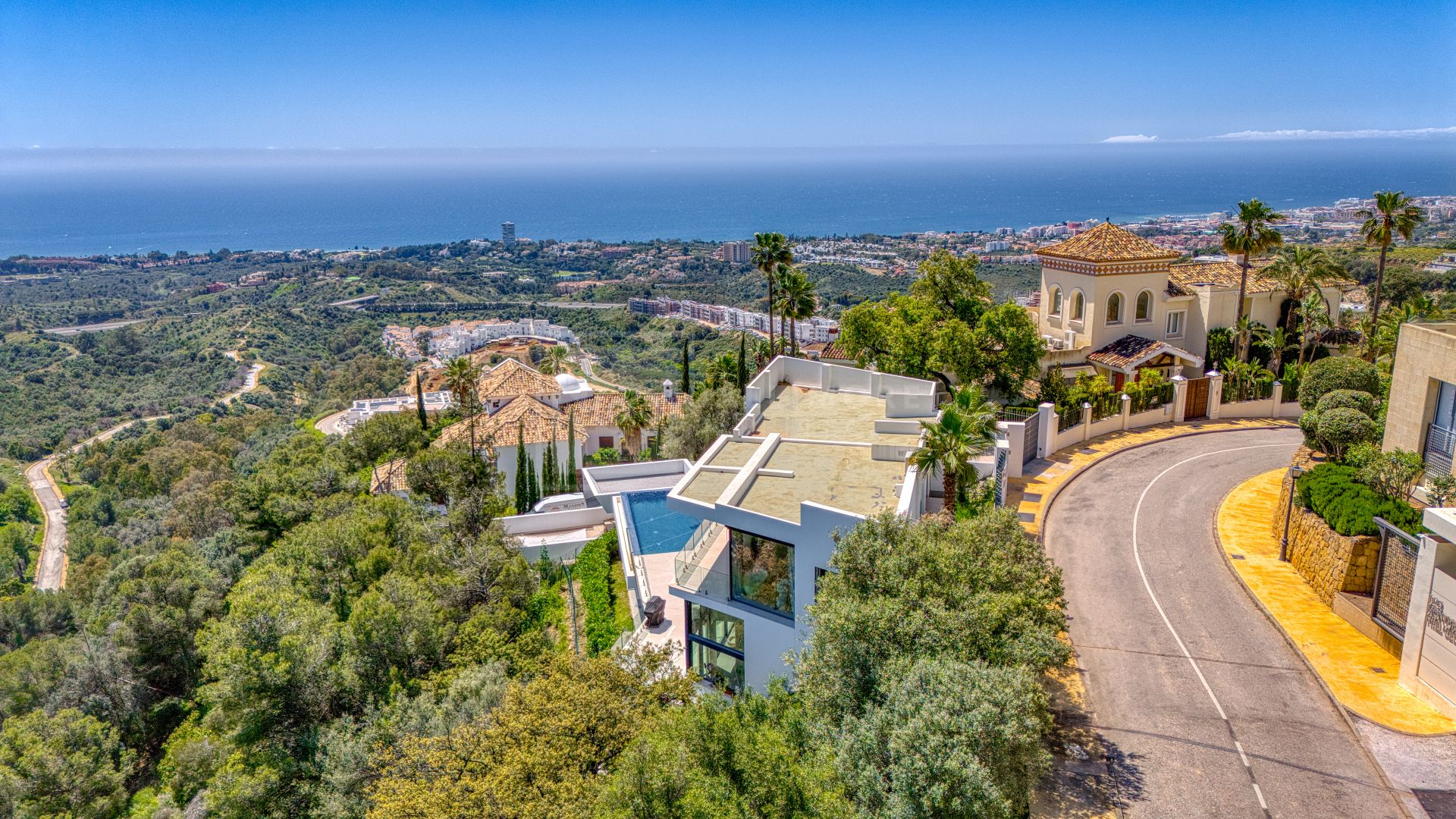 Villa de cinco dormitorios situada en Altos de Los Monteros con vistas panorámicas al mar